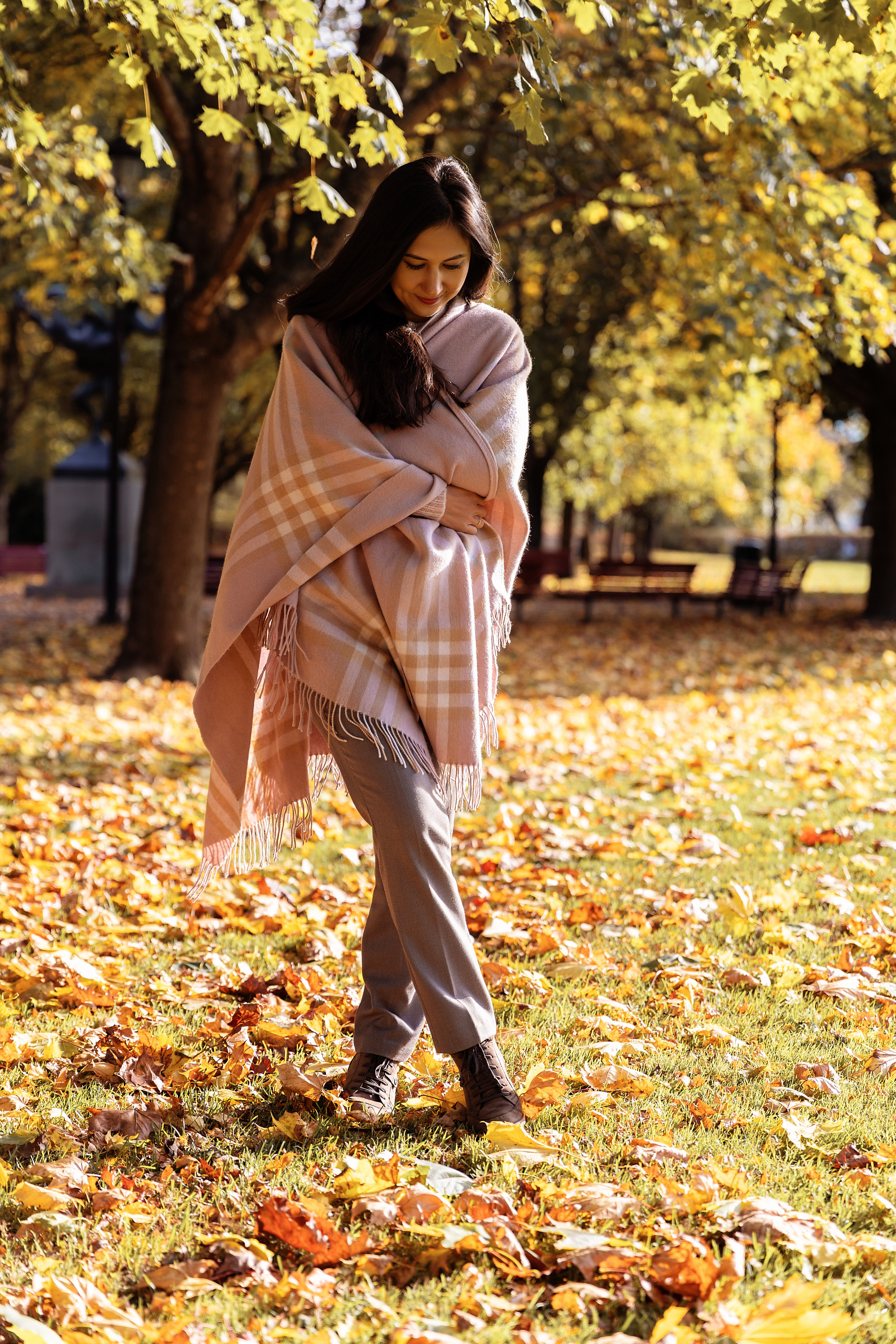 Фотосессия осенью с листьями в Таллинне