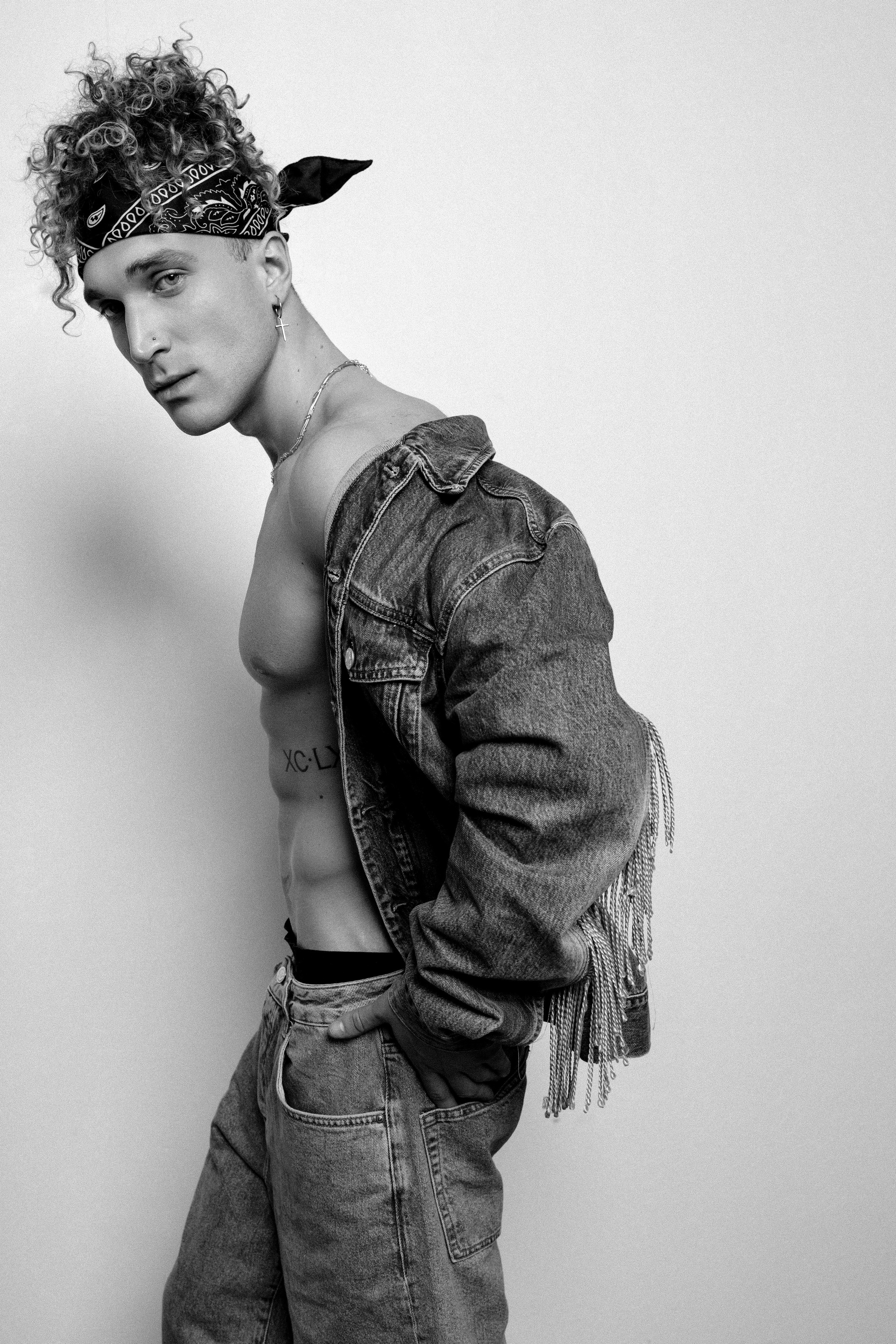 Портрет в студии, мужчина смотрит на фотографа