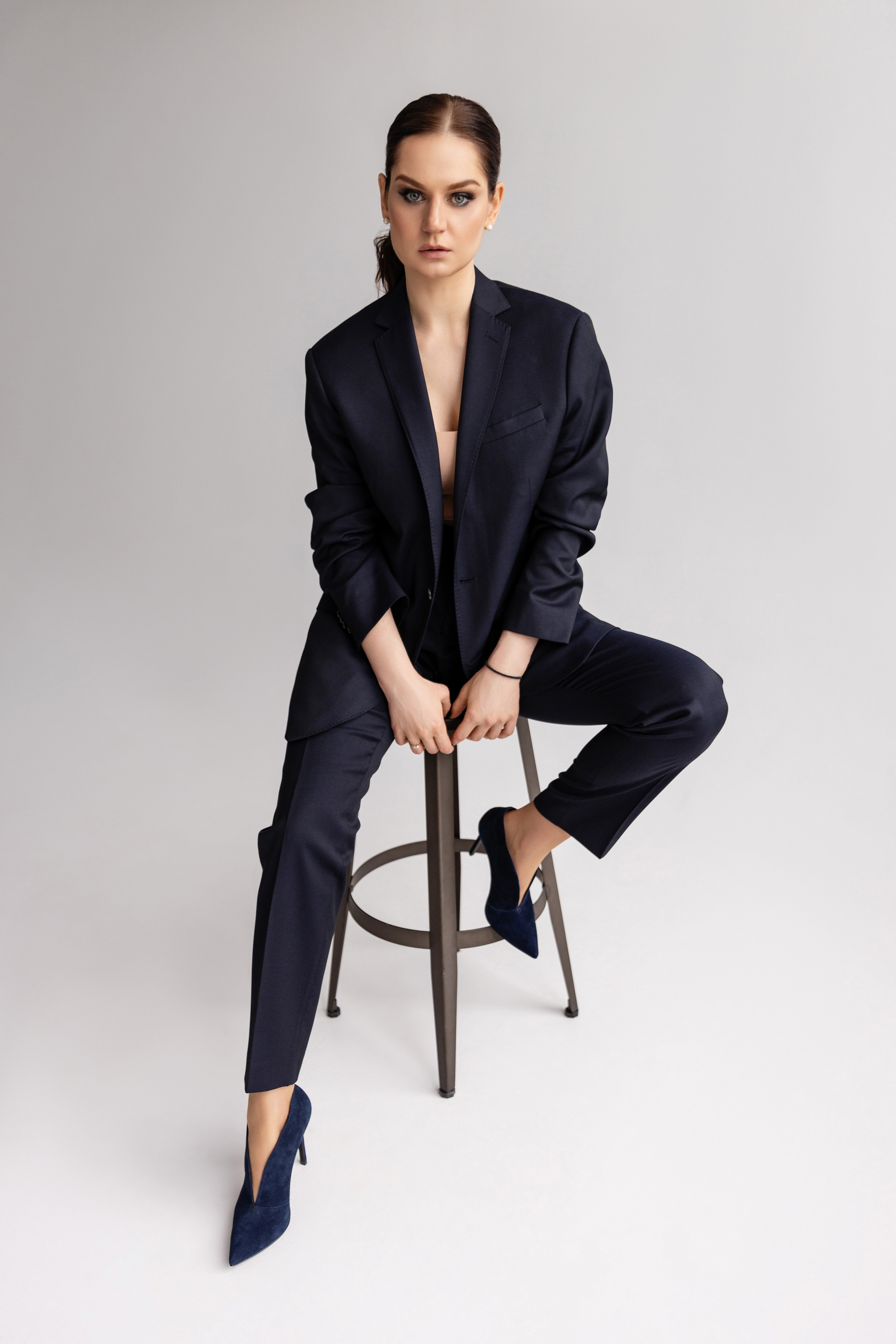 Женская фотосессия в студии, девушка смотрит вперед