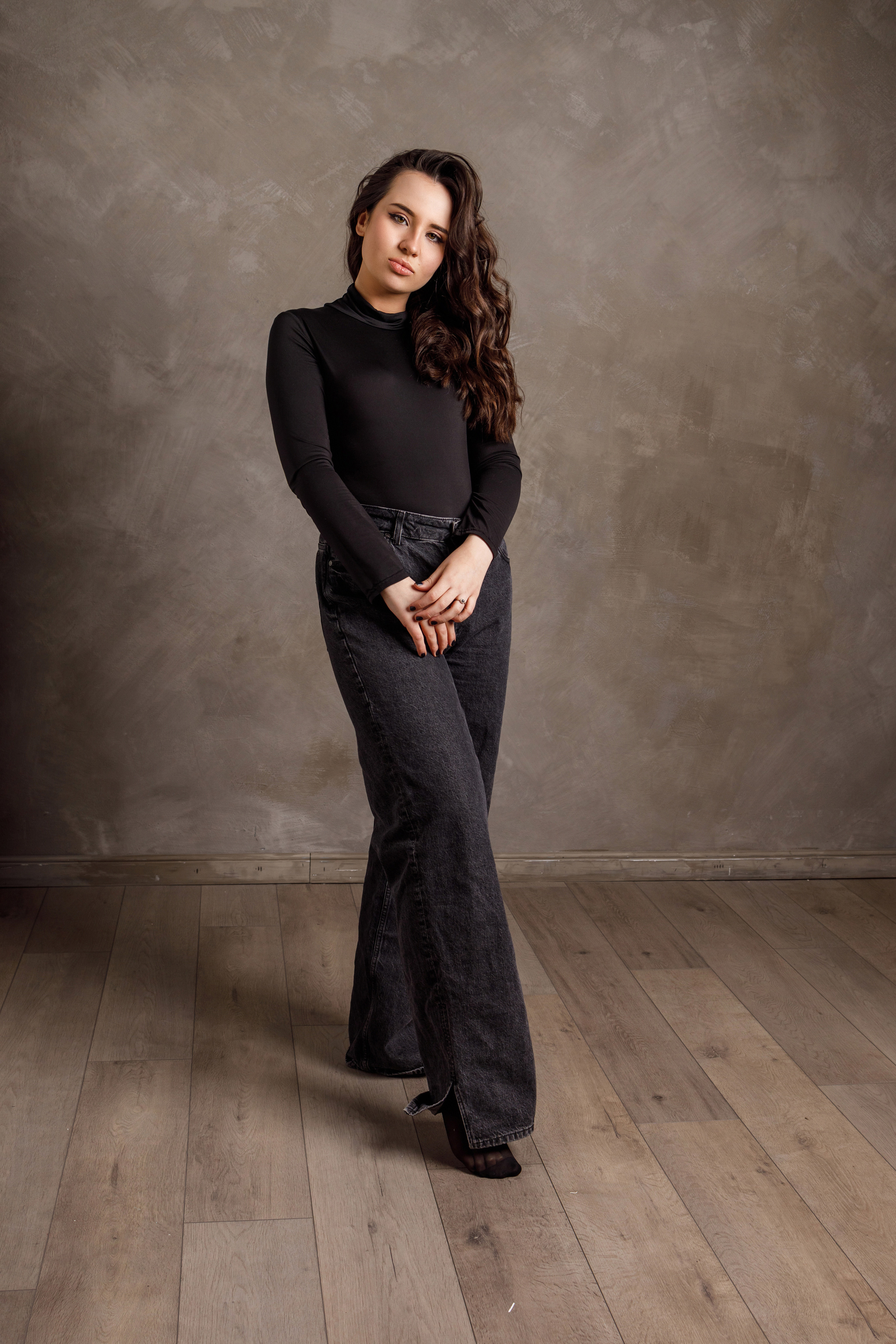 Портрет девушки в студии, девушка смотрит на фотографа