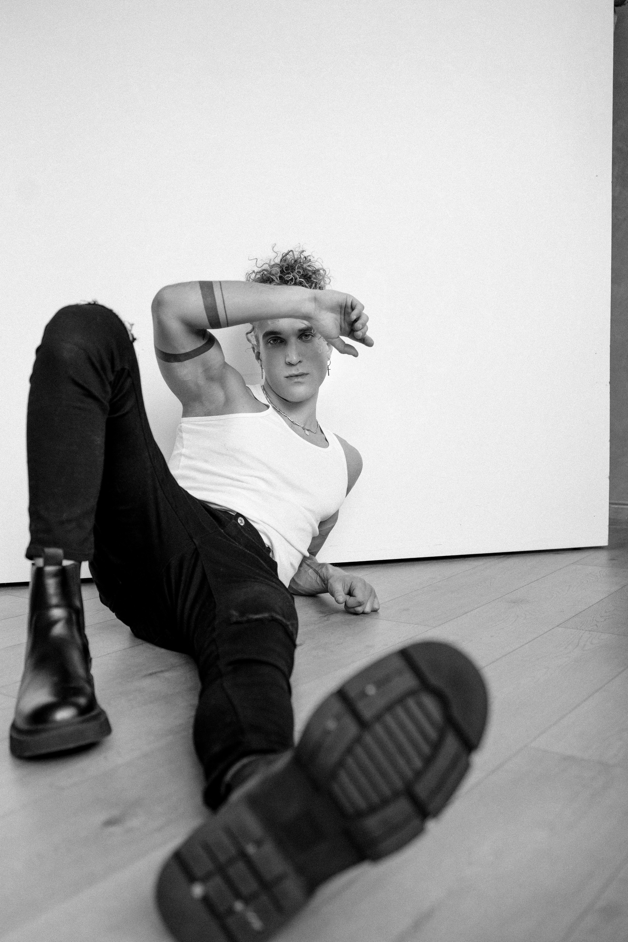 Портретная съемка в студии, черно белый кадры