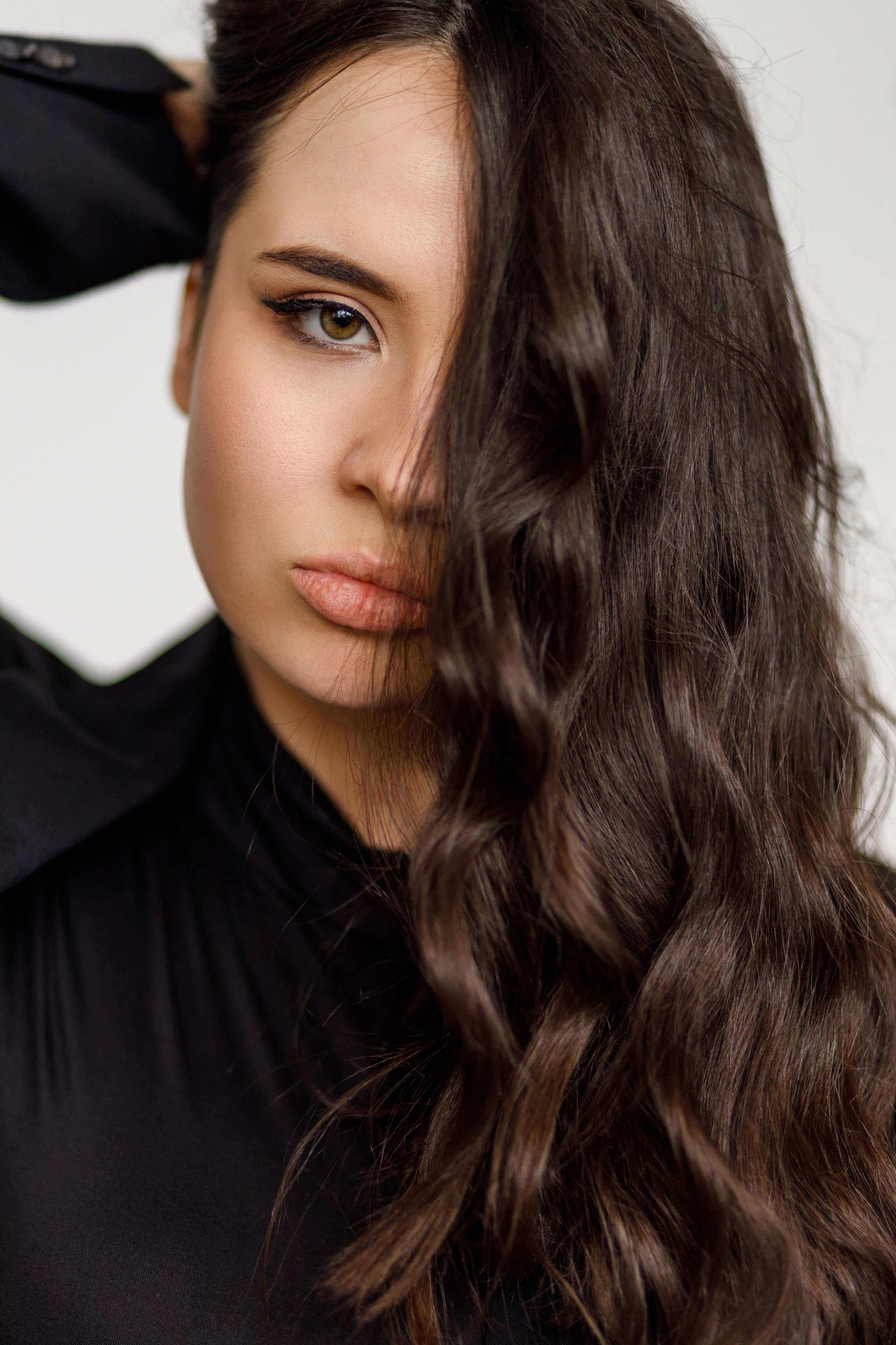 Женская фотосессия в студии, девушка смотрит вперед