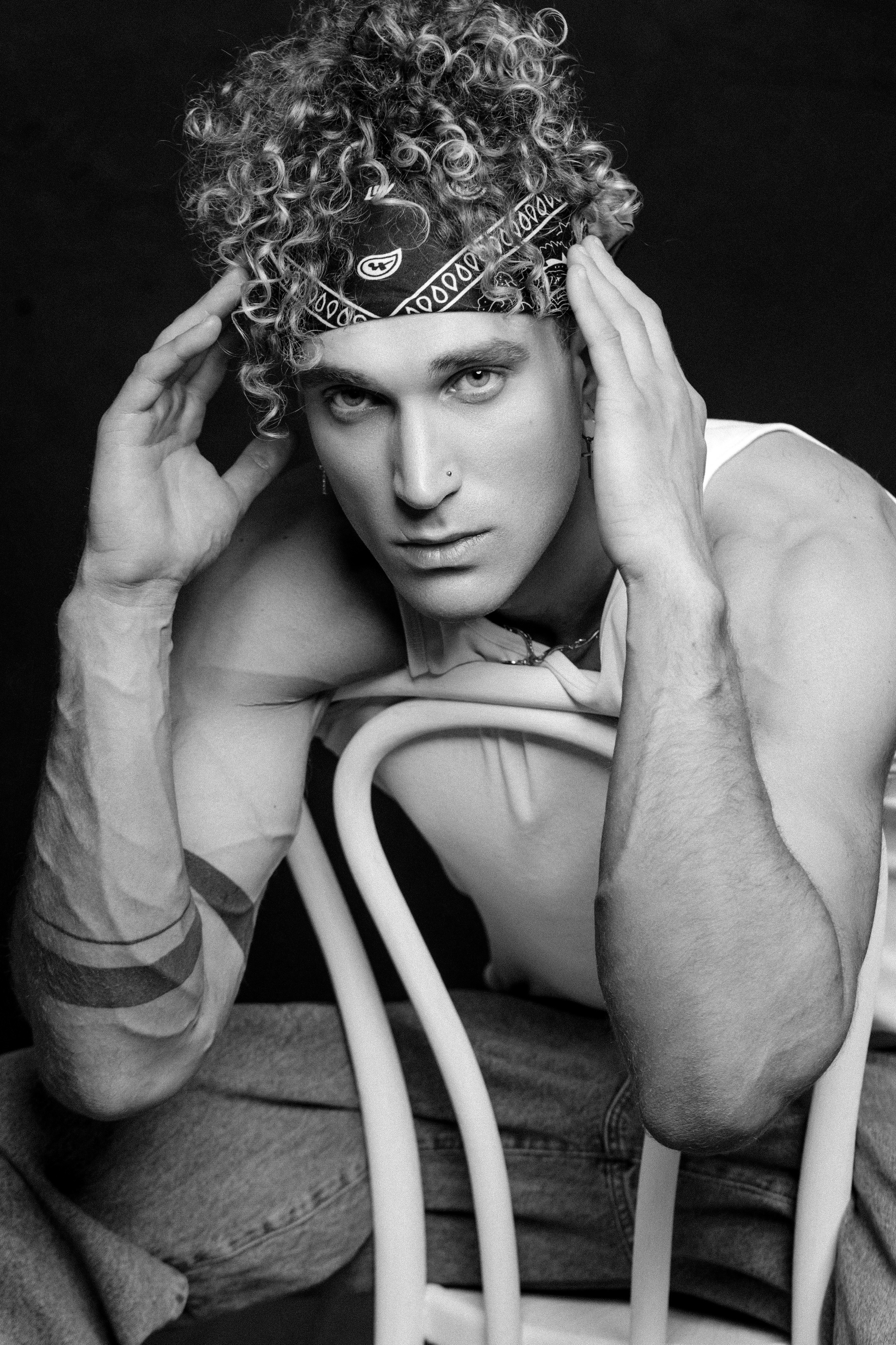 Мужской портрет, стильный кадры в студии, фотосессия