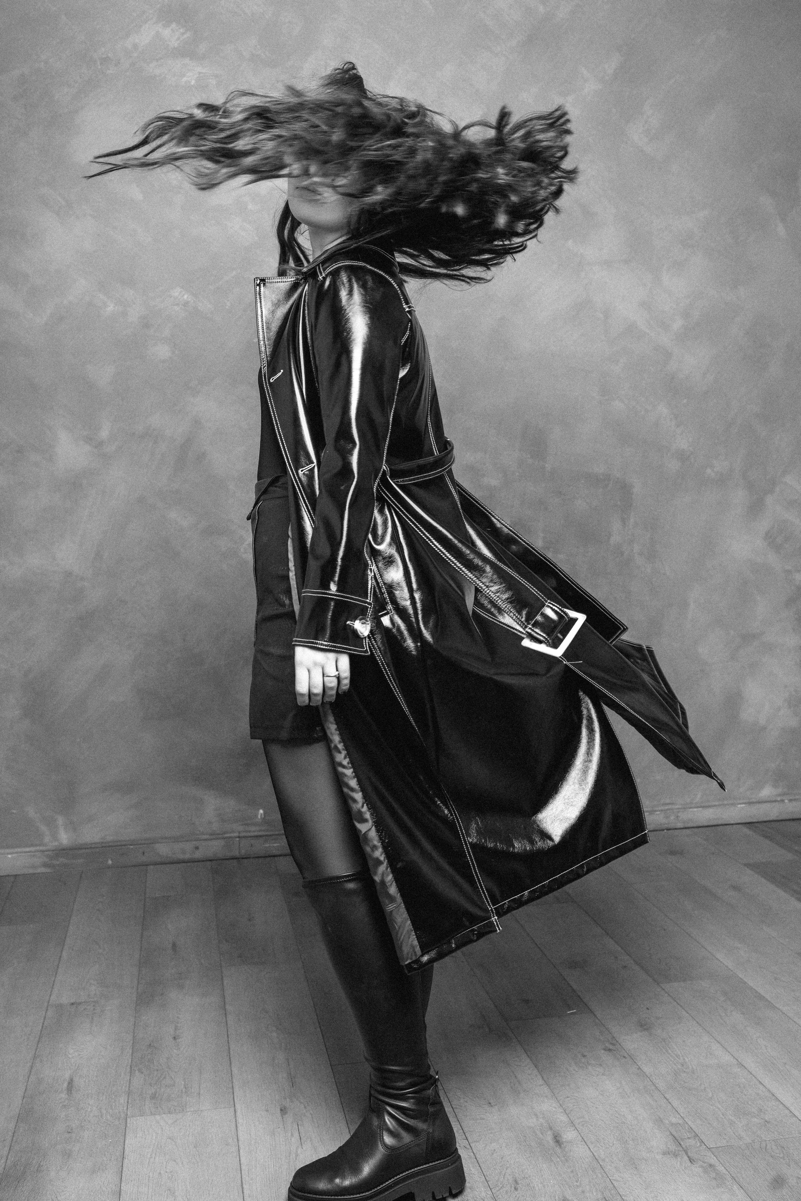 Портретная съемка в студии, черно белый кадры