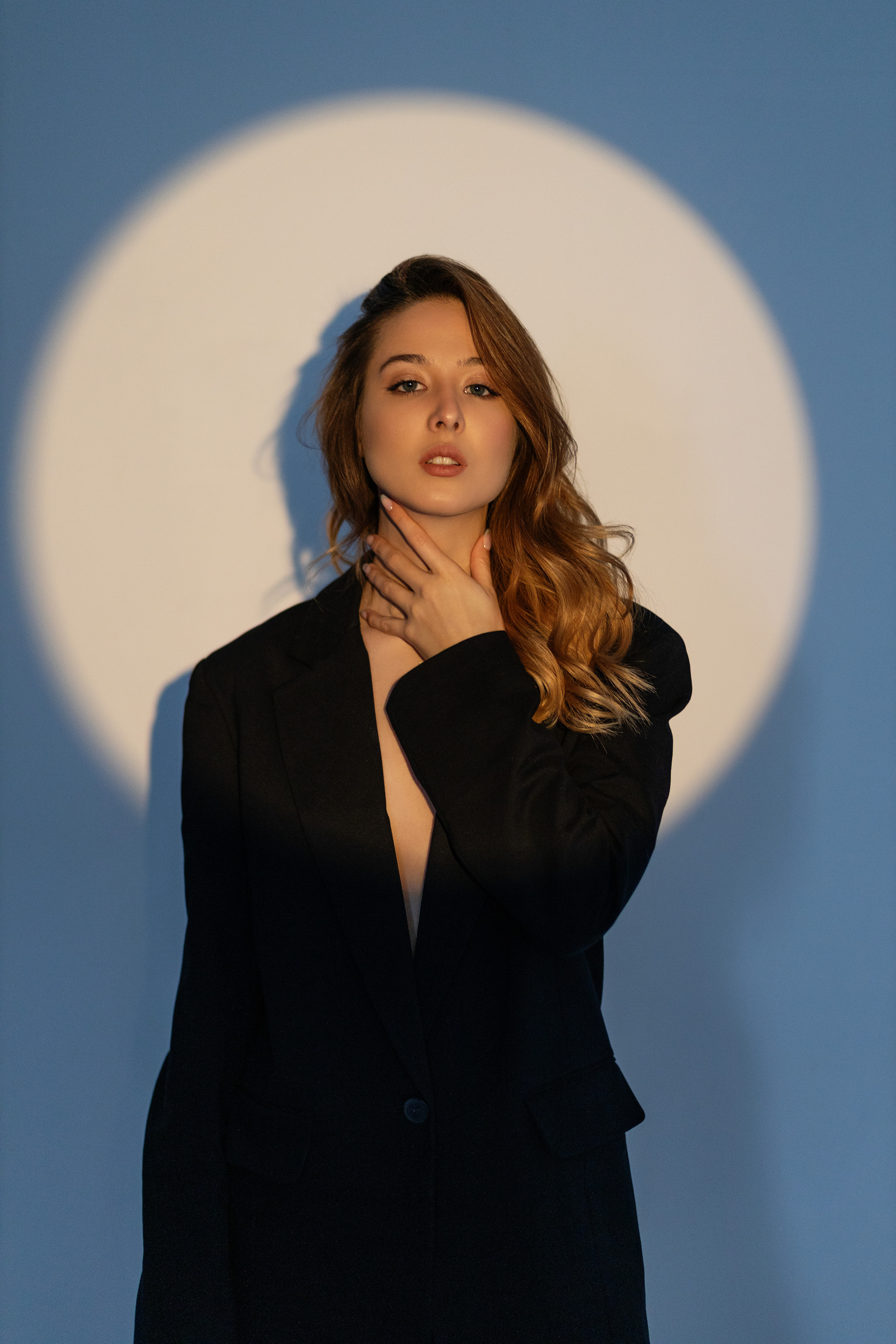 Портрет девушки в студии, девушка смотрит на фотографа