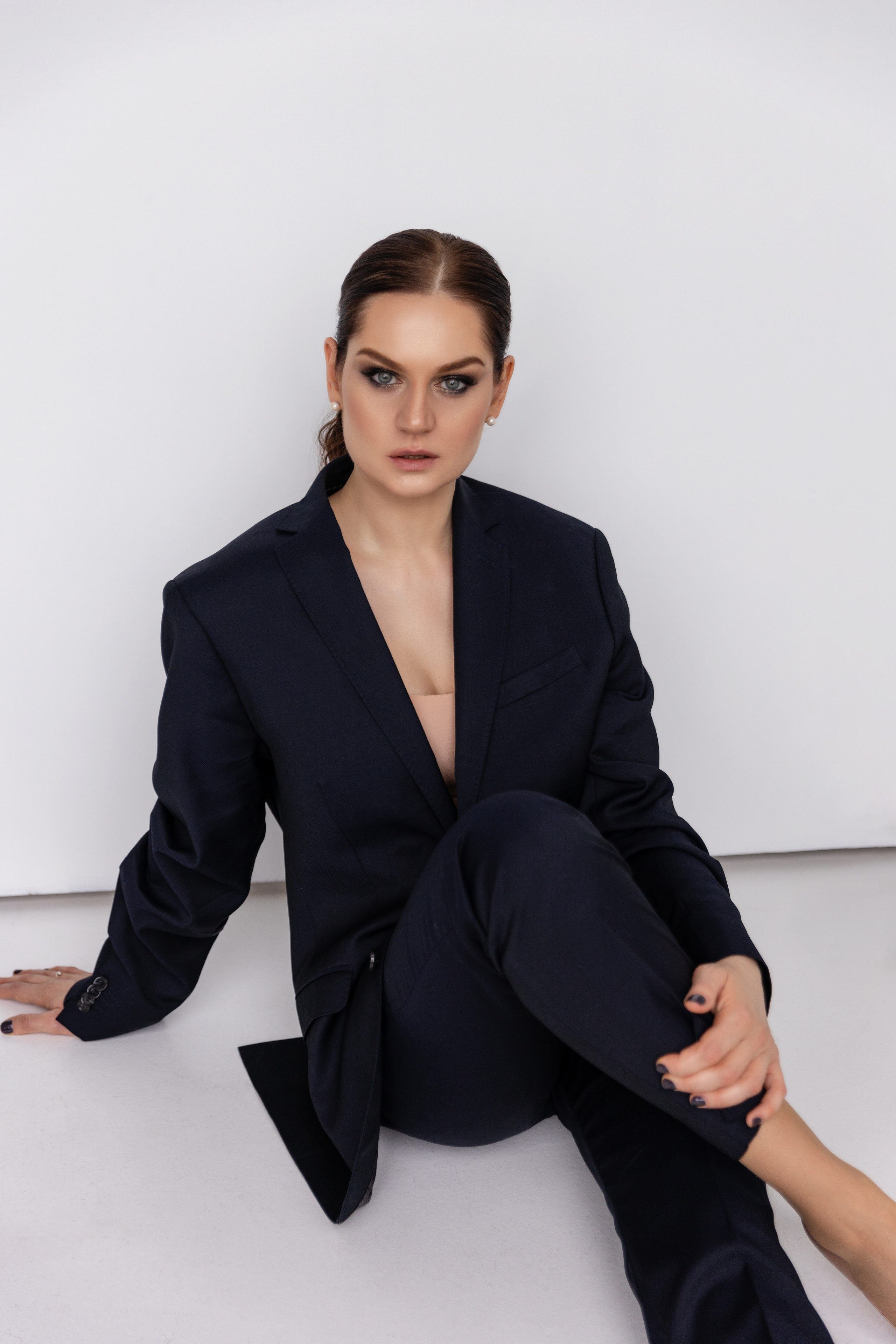 Женская фотосессия в студии, девушка смотрит вперед