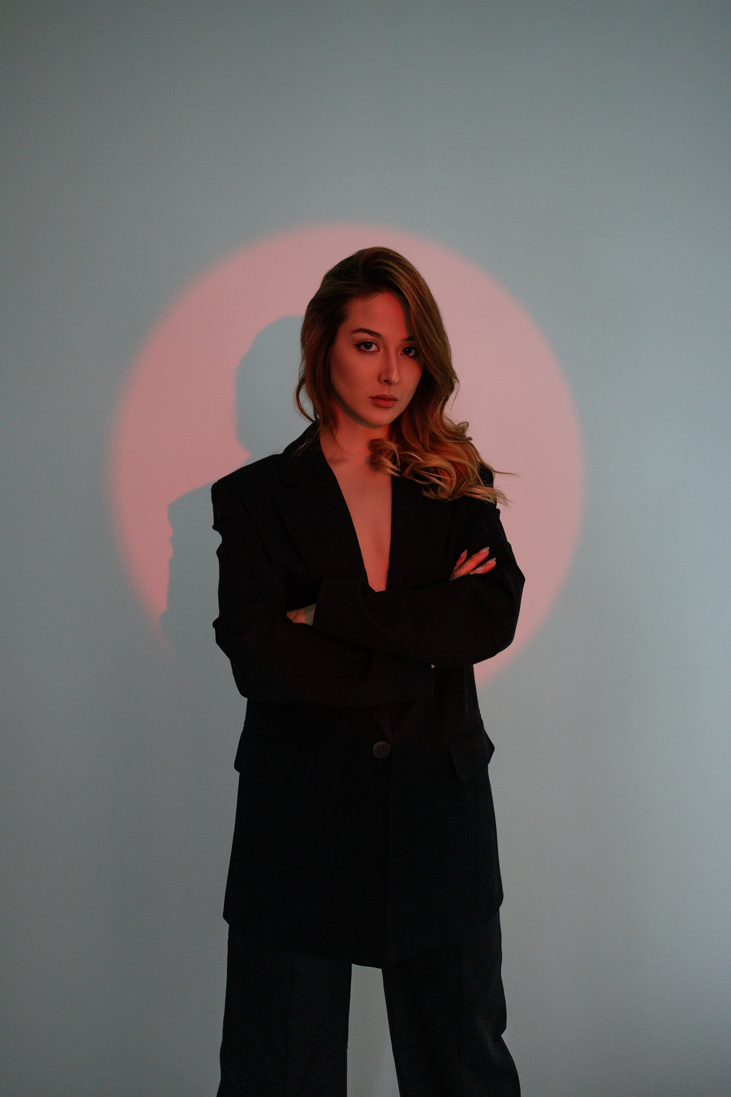 Портретная съемка в студии, девушка смотрит в бок