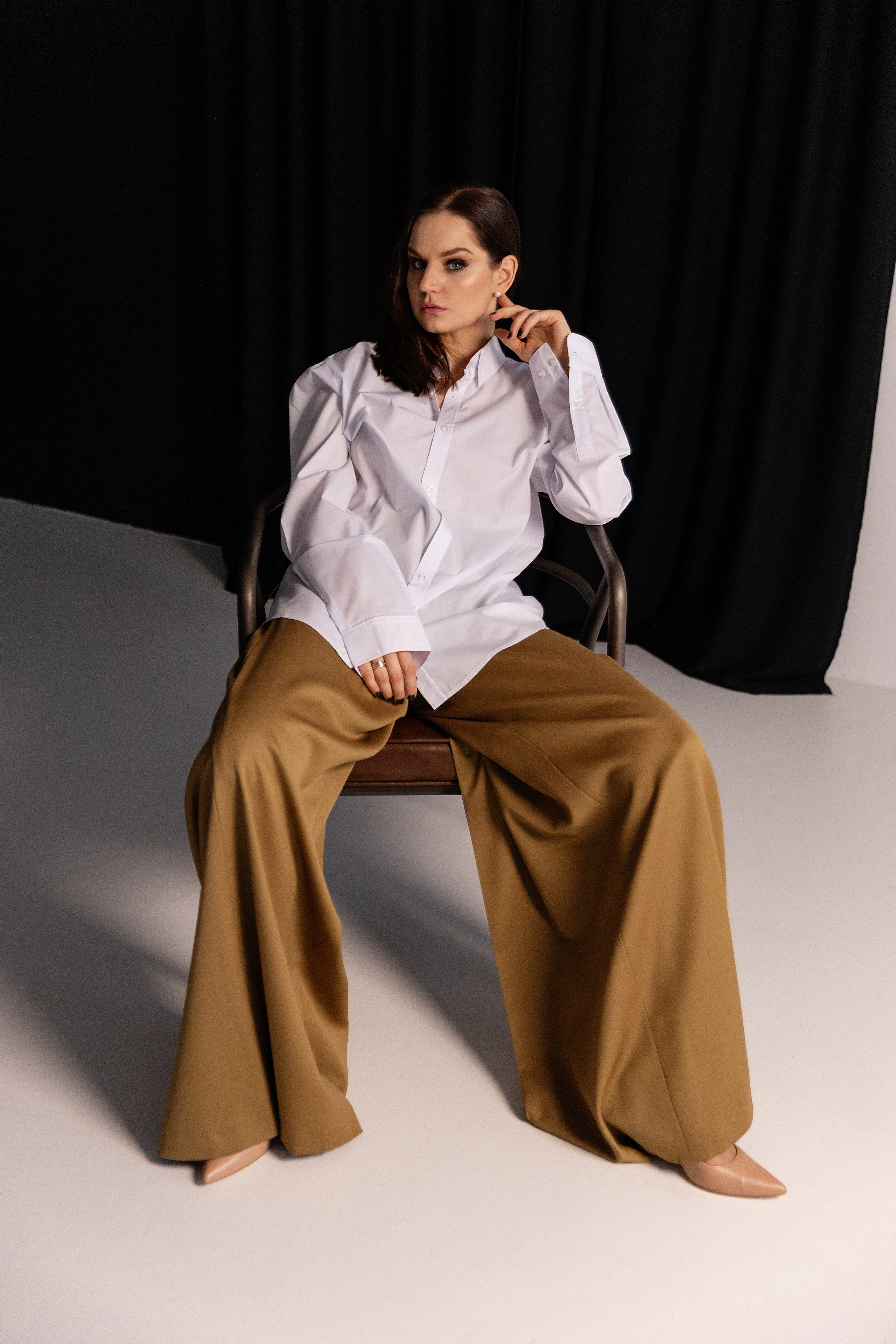 Портретная съемка в студии, девушка смотрит в бок