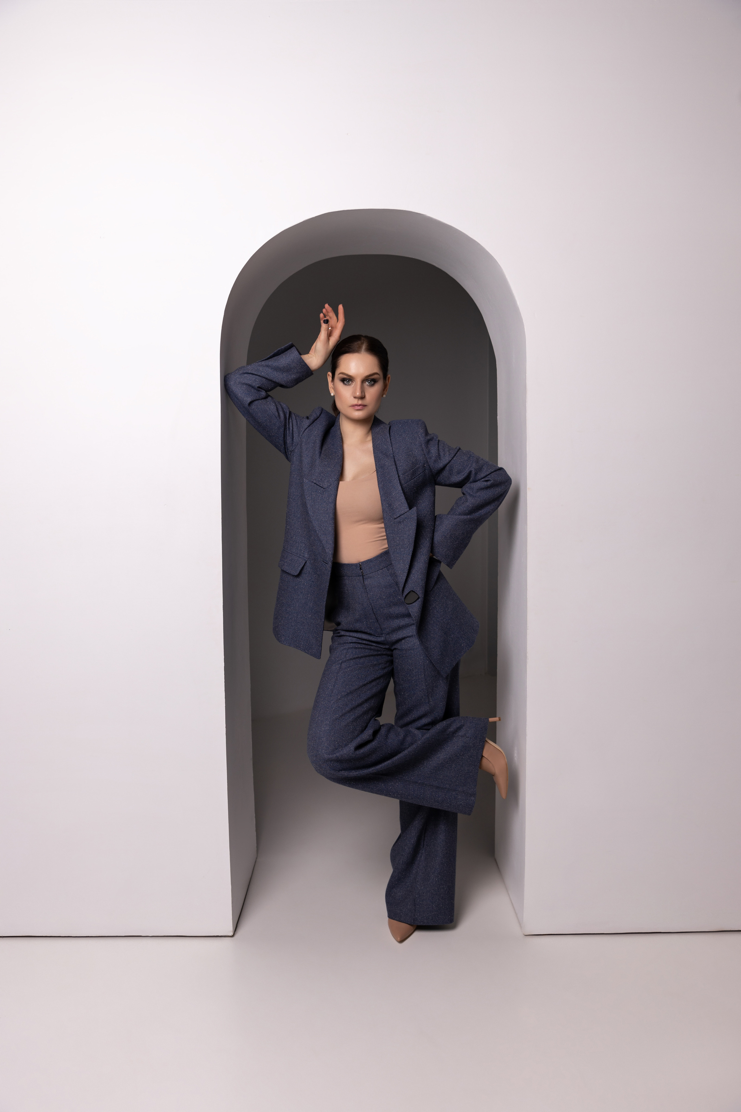 Портрет девушки в студии, девушка смотрит на фотографа