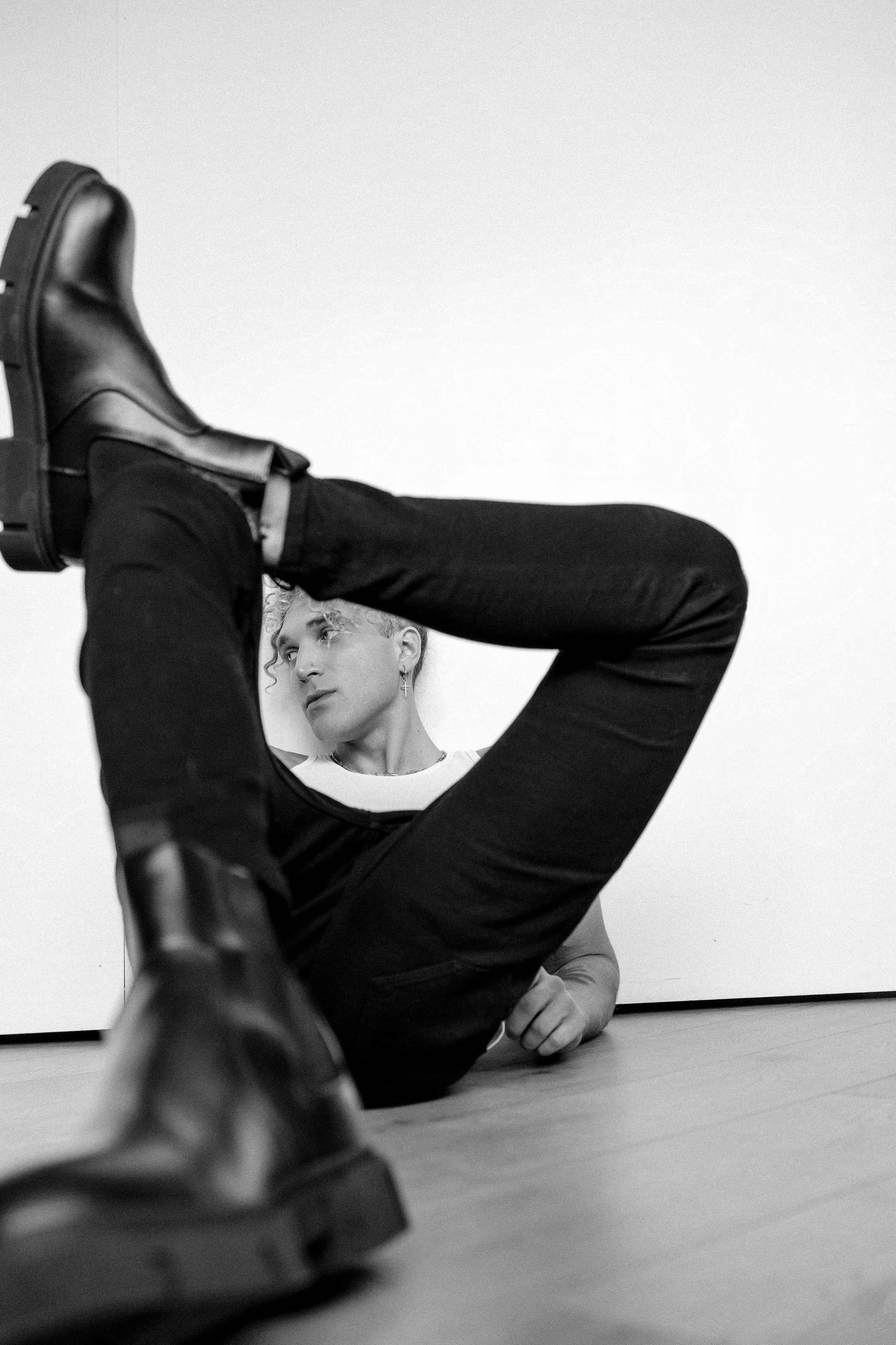 Портрет в студии, мужчина смотрит на фотографа