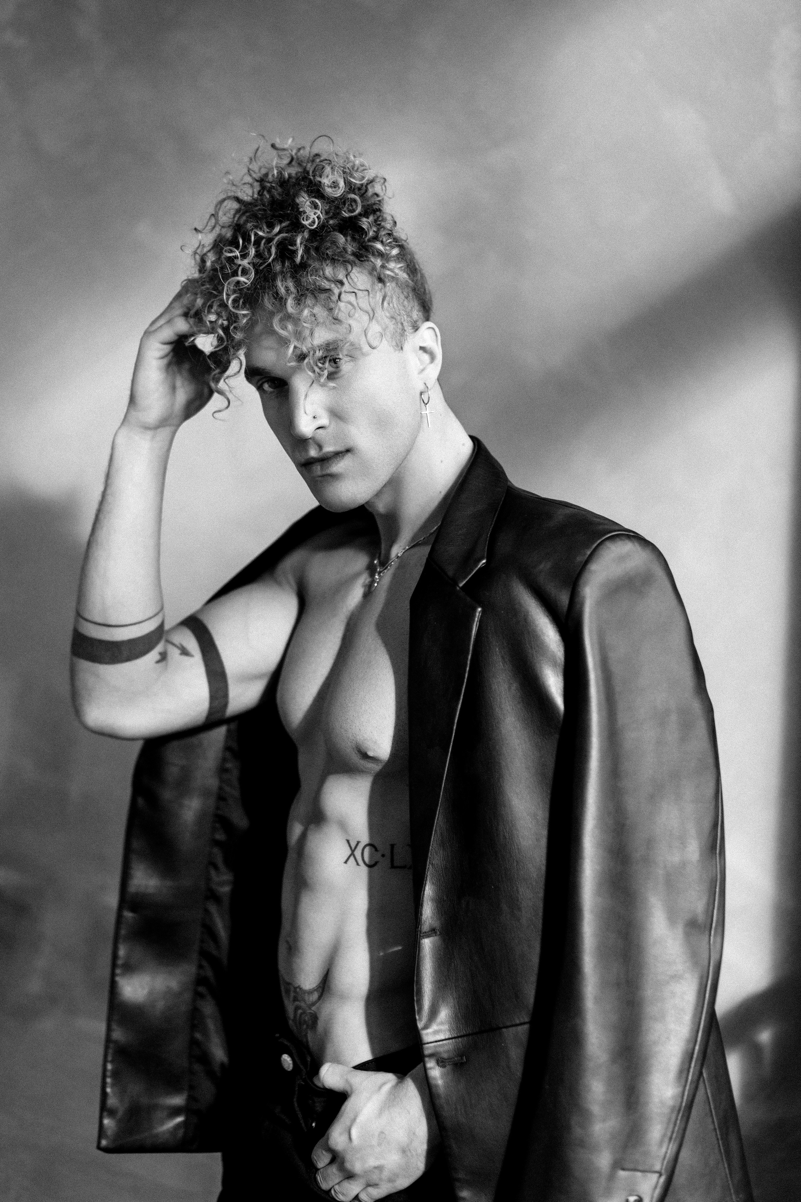 Мужской портрет, стильный кадры в студии, фотосессия