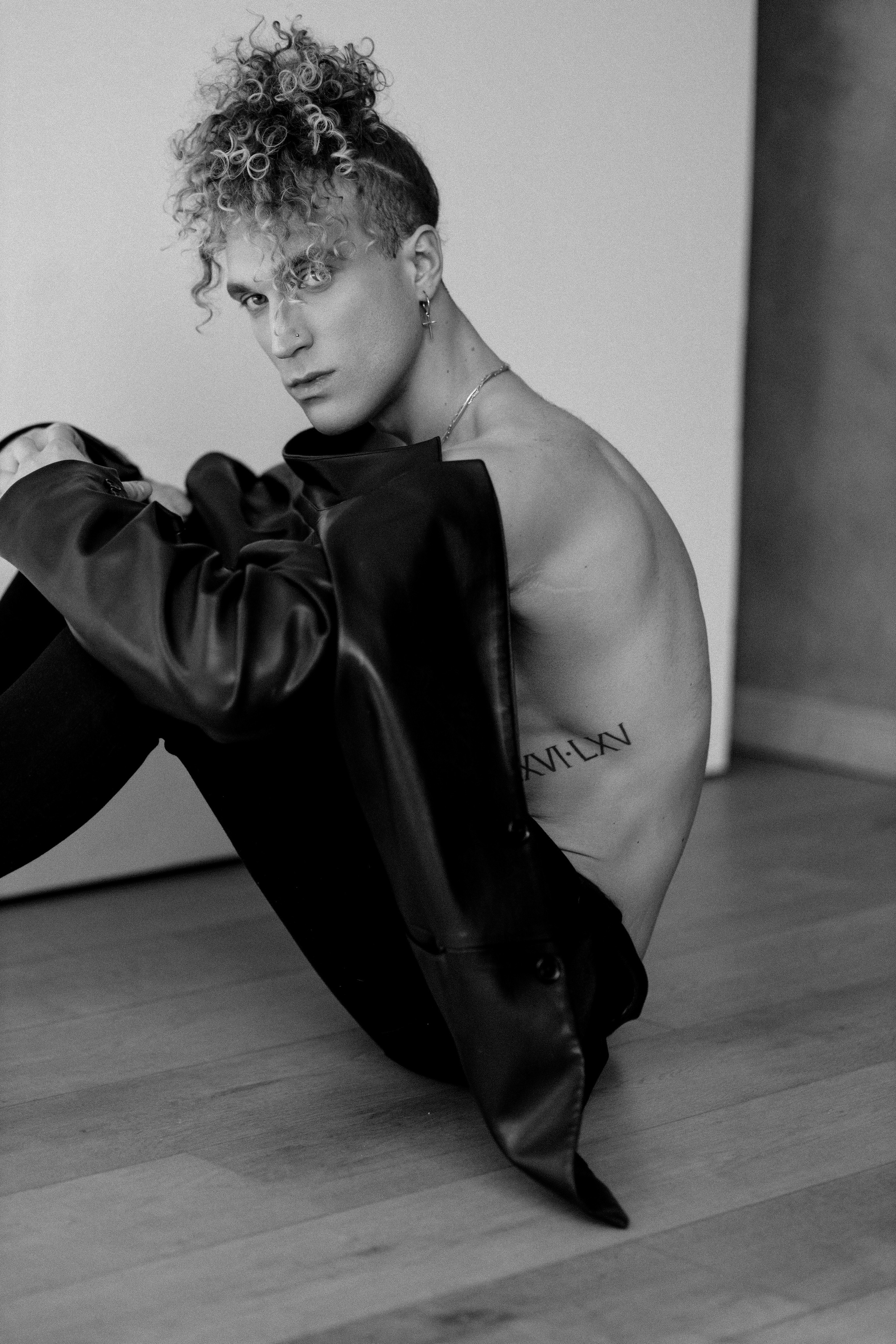 Портретная съемка в студии, черно белый кадры