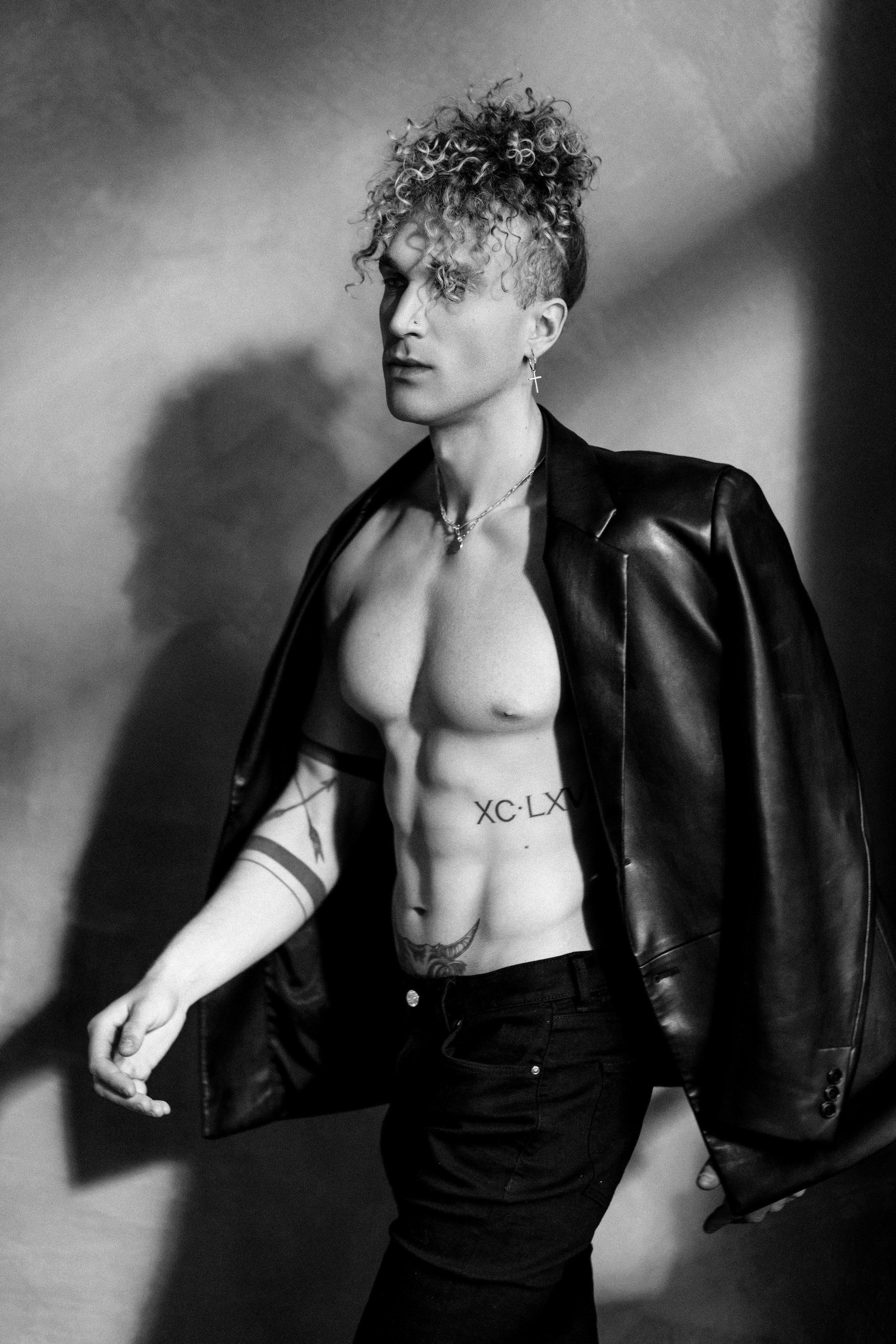 Мужской портрет, стильный кадры в студии, фотосессия