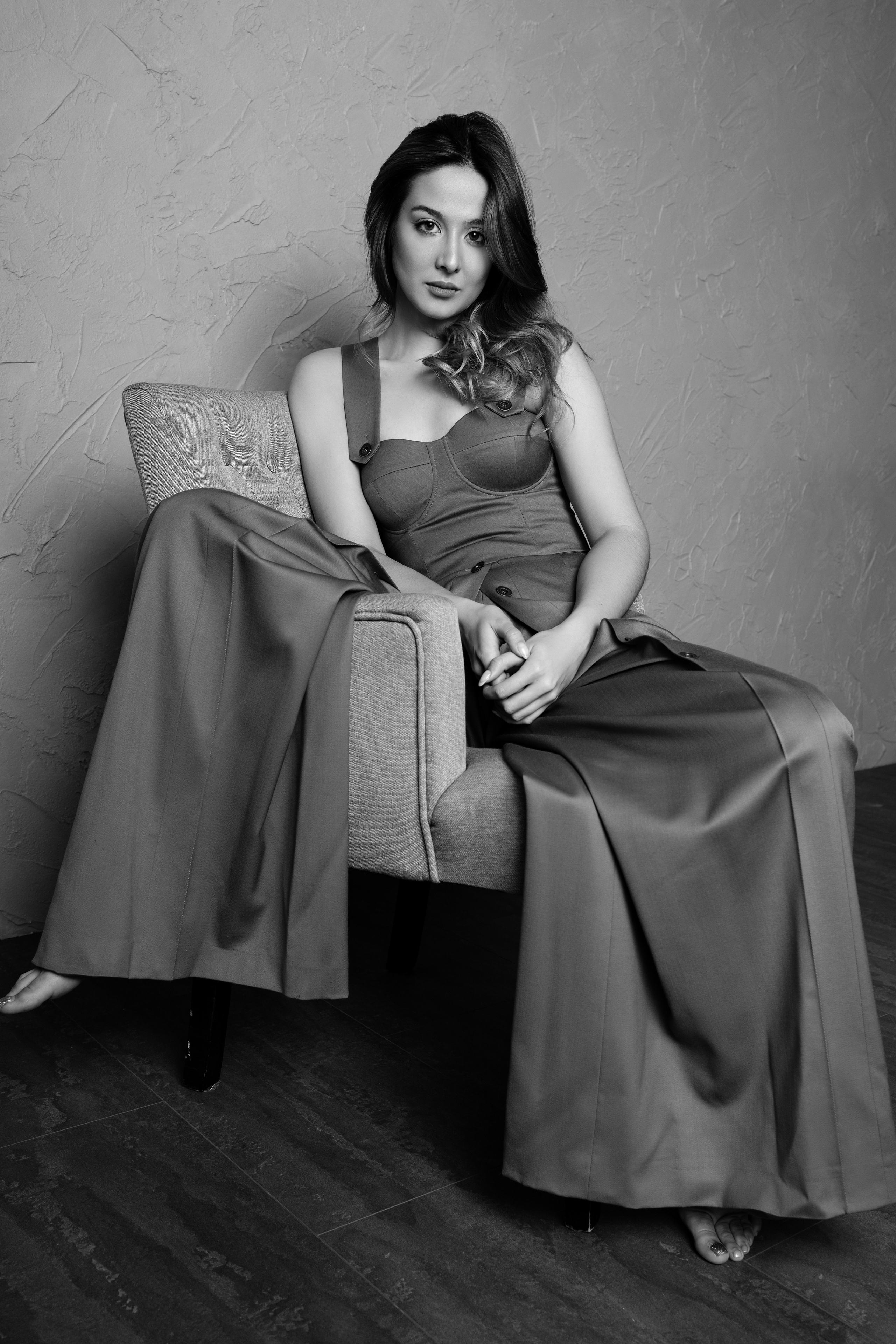 Девушка сидит на стуле в студии, портретная съемка 