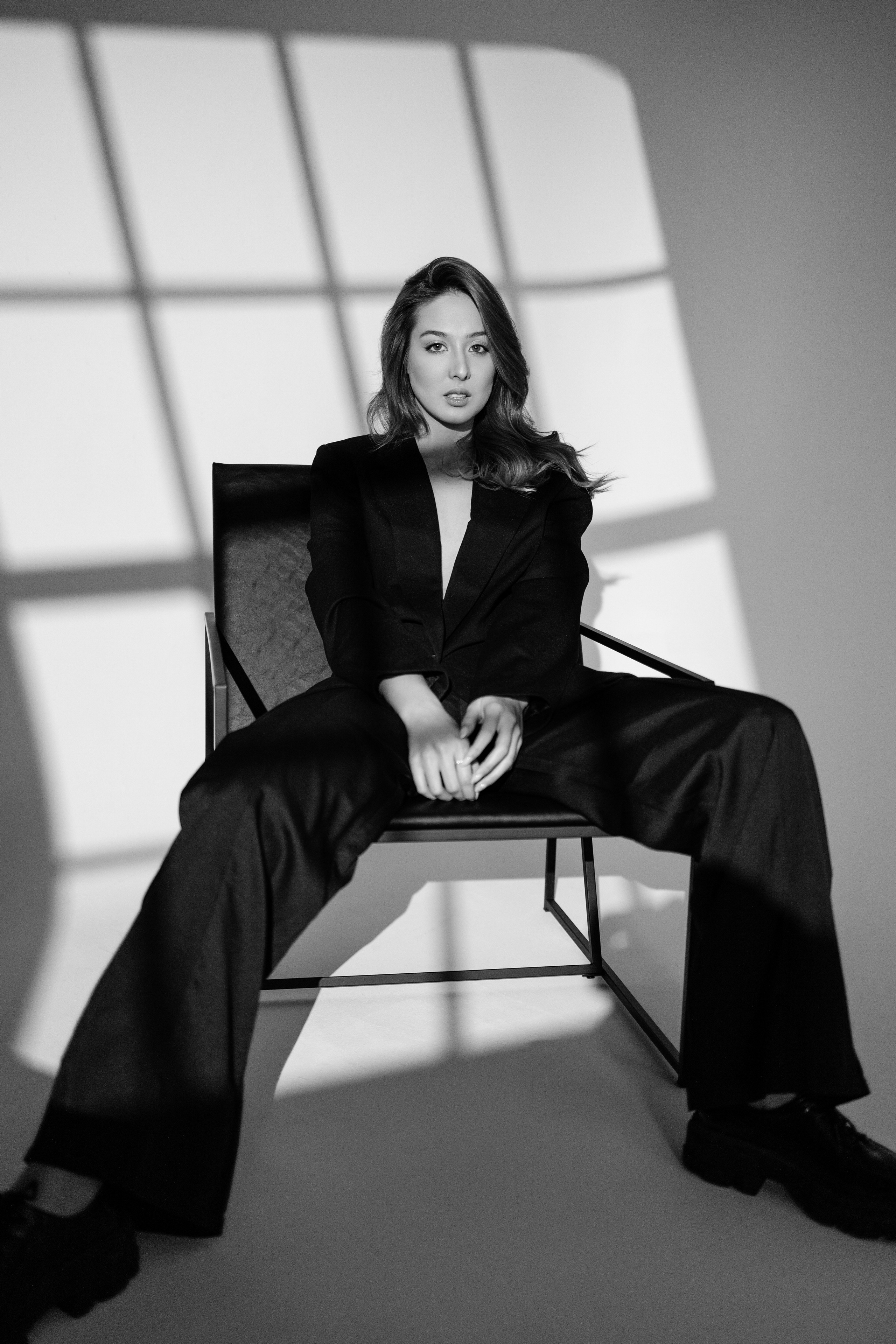 Портрет девушки в студии, девушка смотрит на фотографа