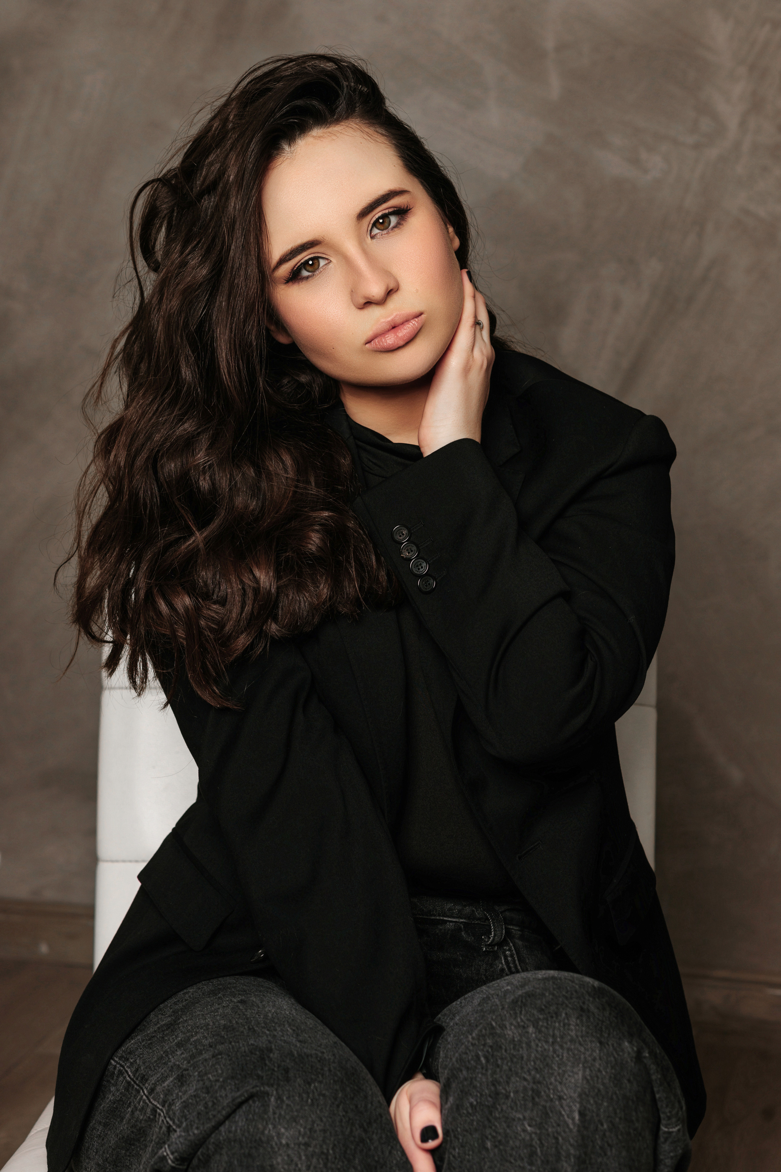 Портрет девушки в студии, девушка смотрит на фотографа