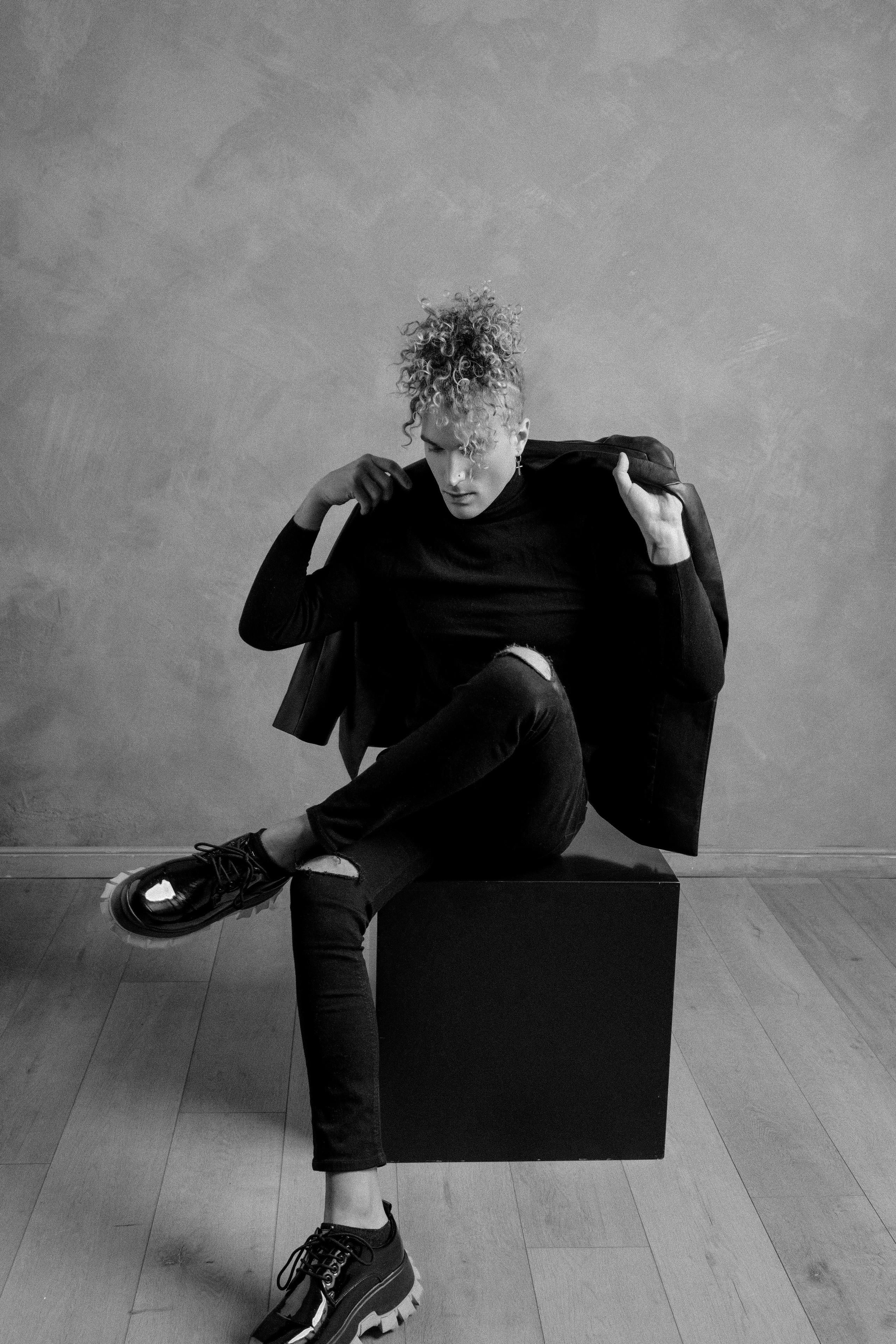 Мужской портрет, стильный кадры в студии, фотосессия