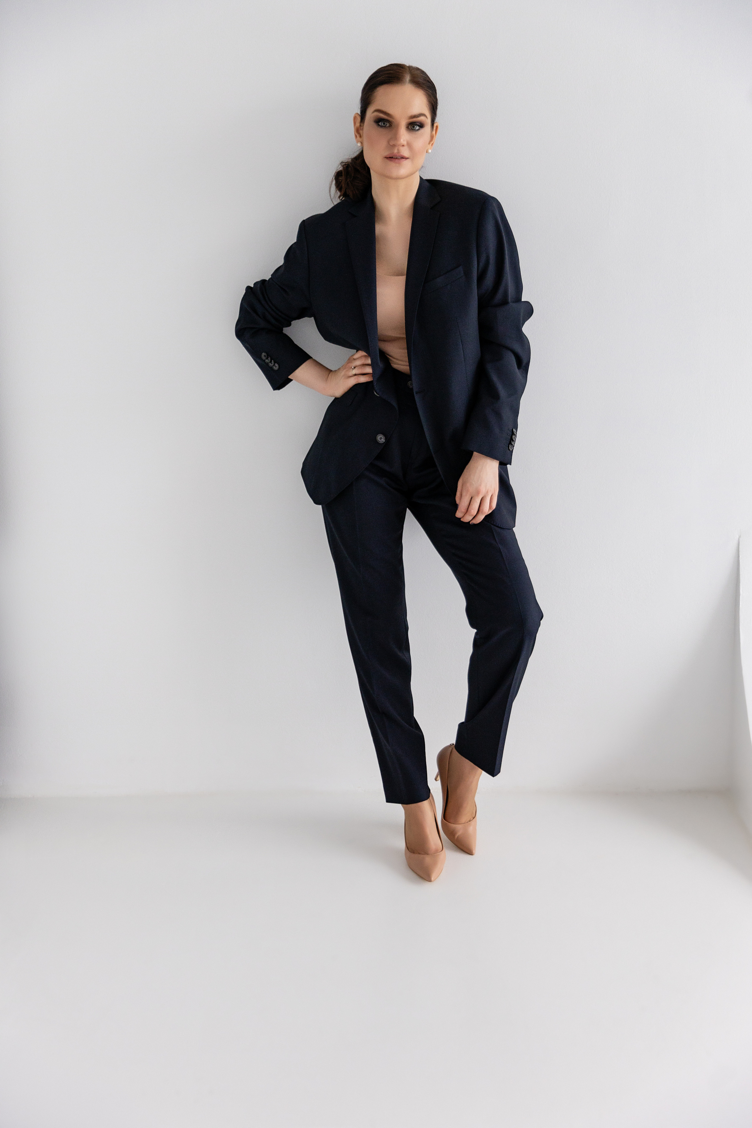 Женский портрет в студии в городе Таллинн, девушка смотрит вперед