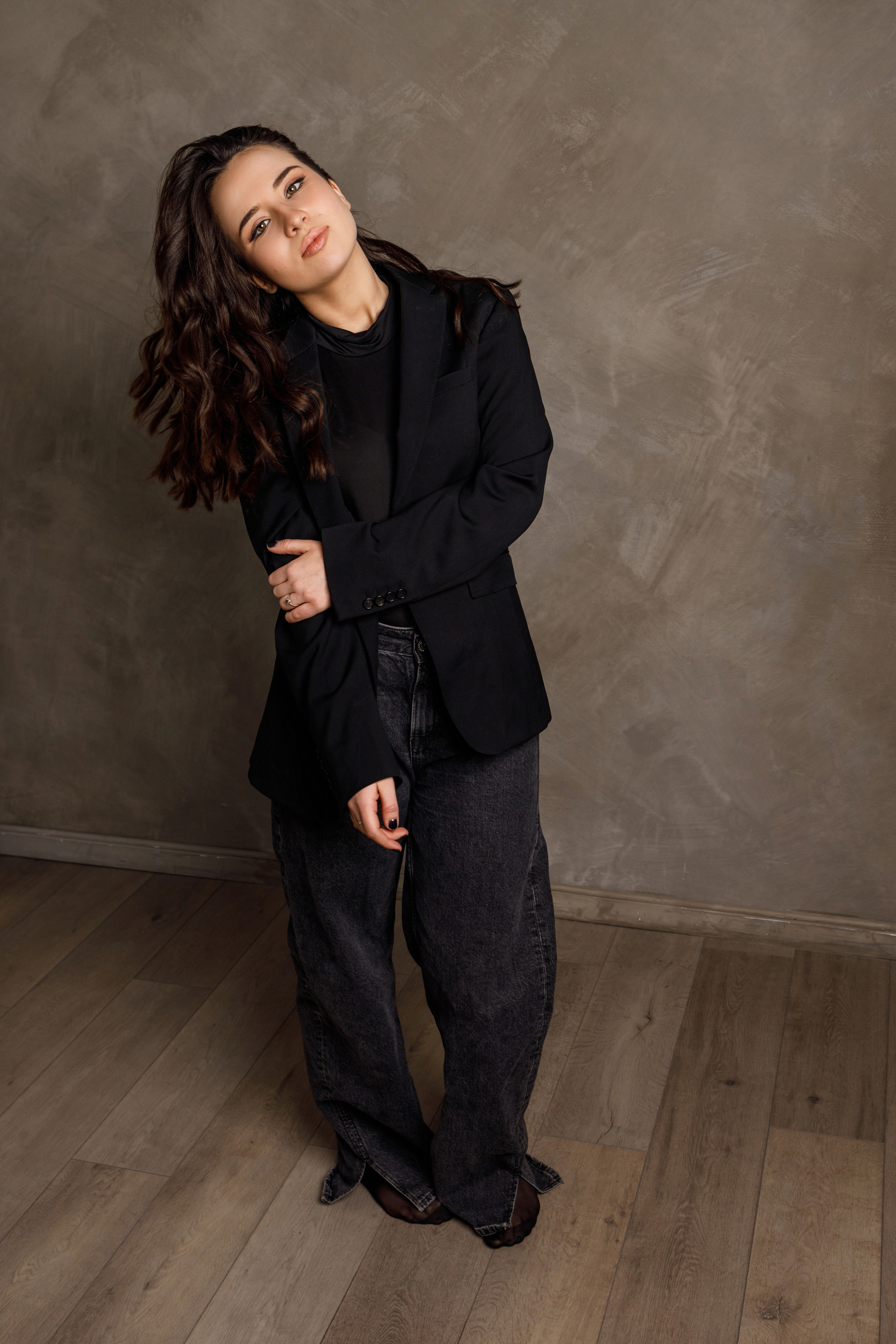 Женская фотосессия в студии, девушка смотрит вперед