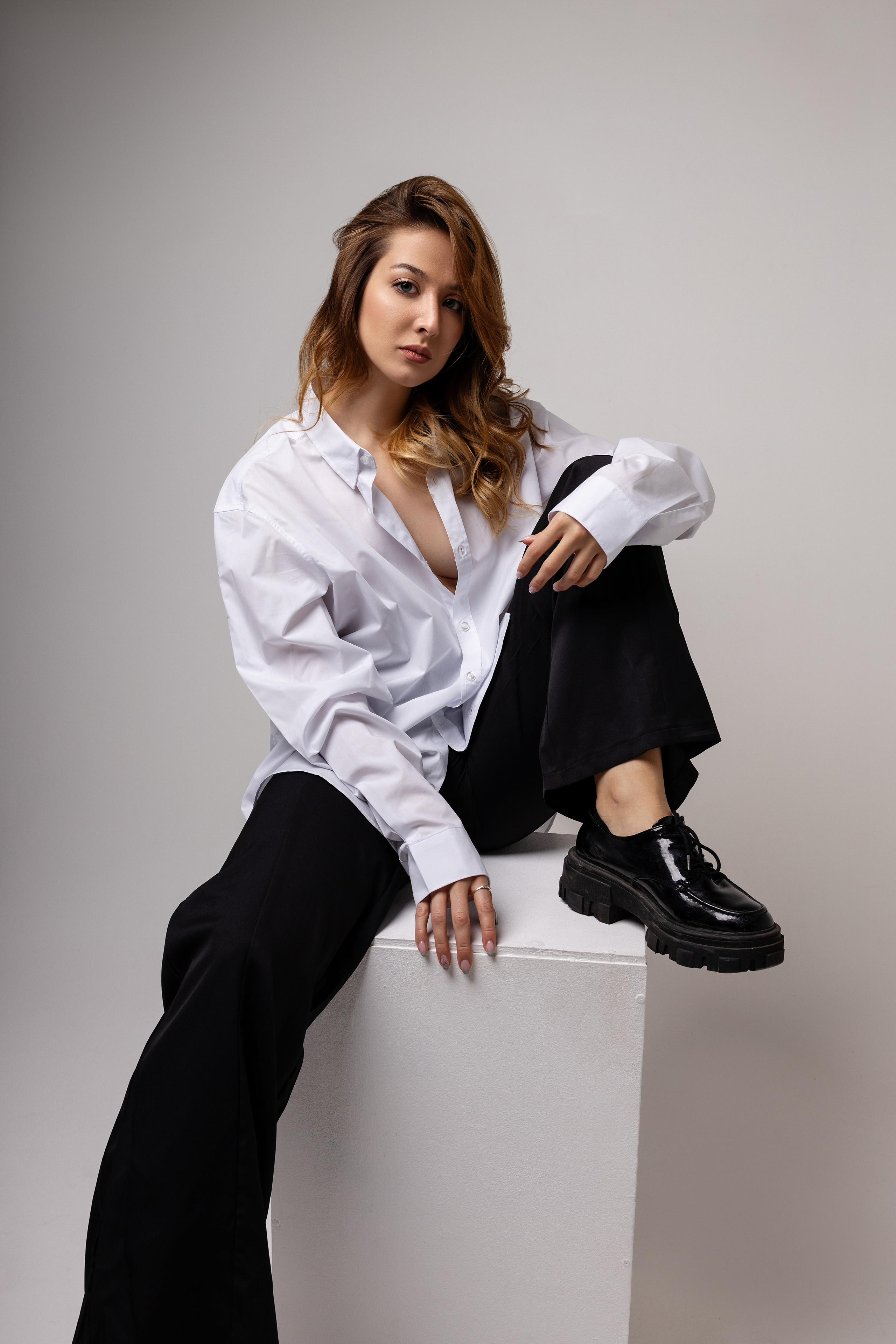 Портрет девушки в студии, девушка смотрит на фотографа