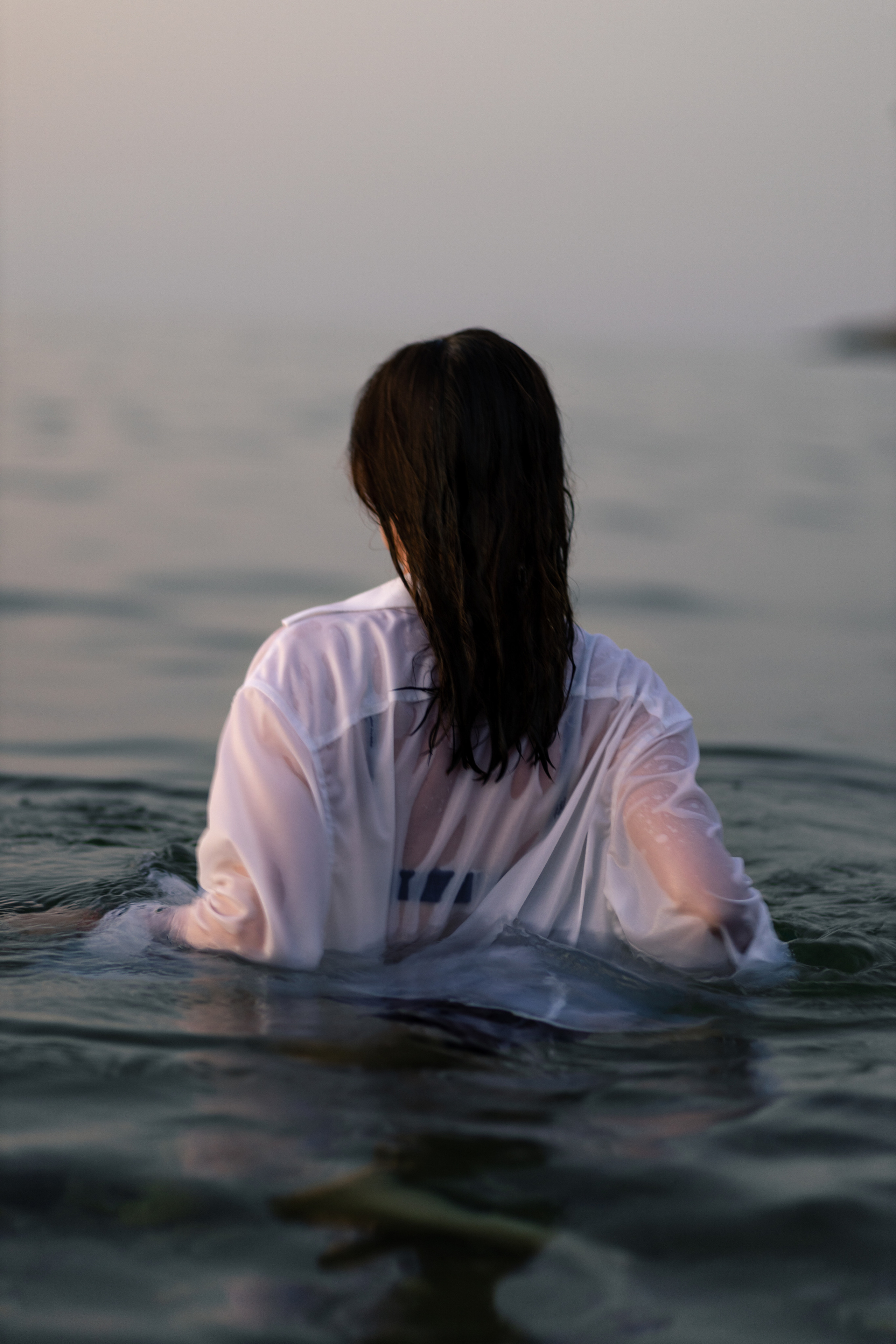 Фотограф на фотосессию на улице, портрет девушки