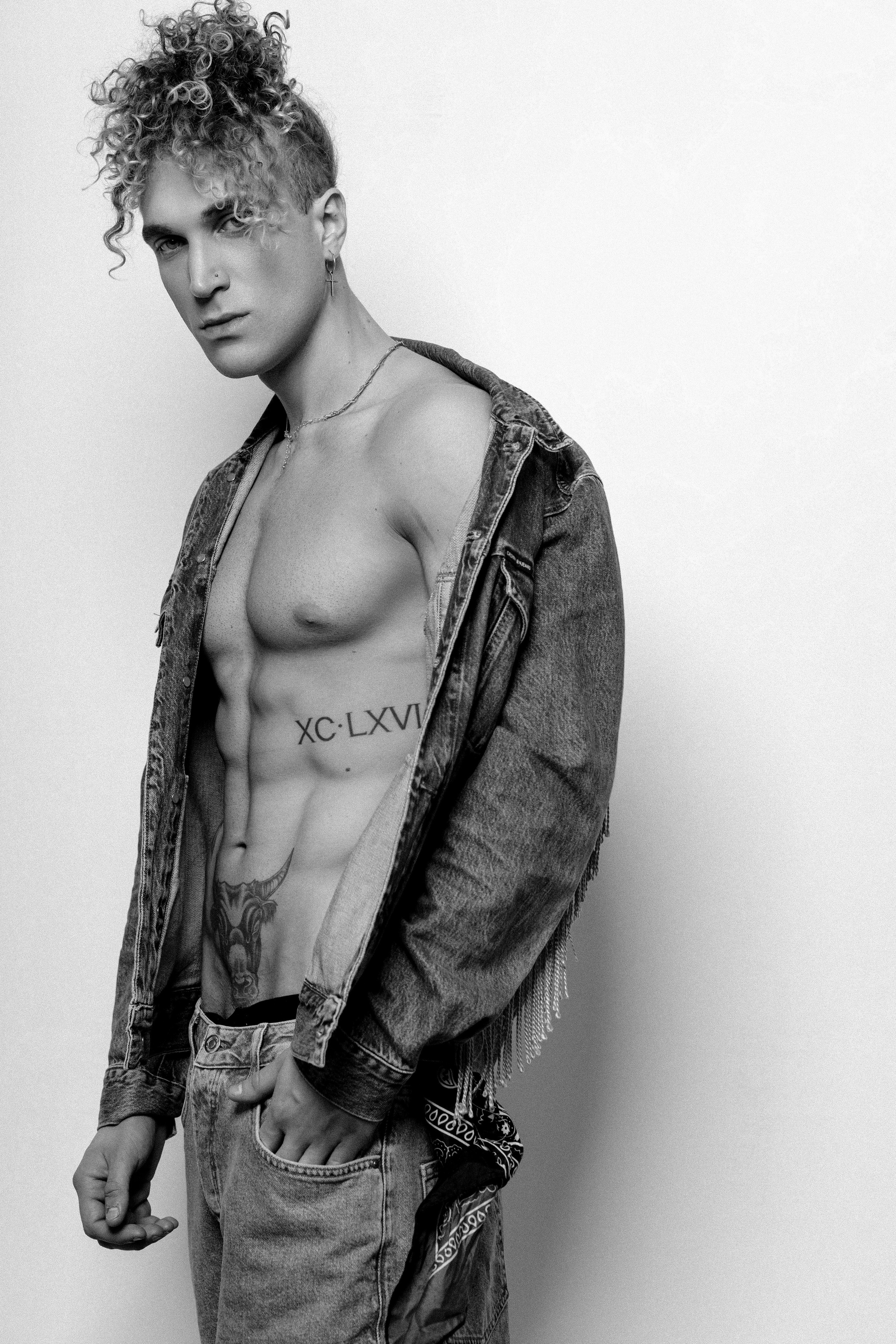 Мужской портрет, стильный кадры в студии, фотосессия