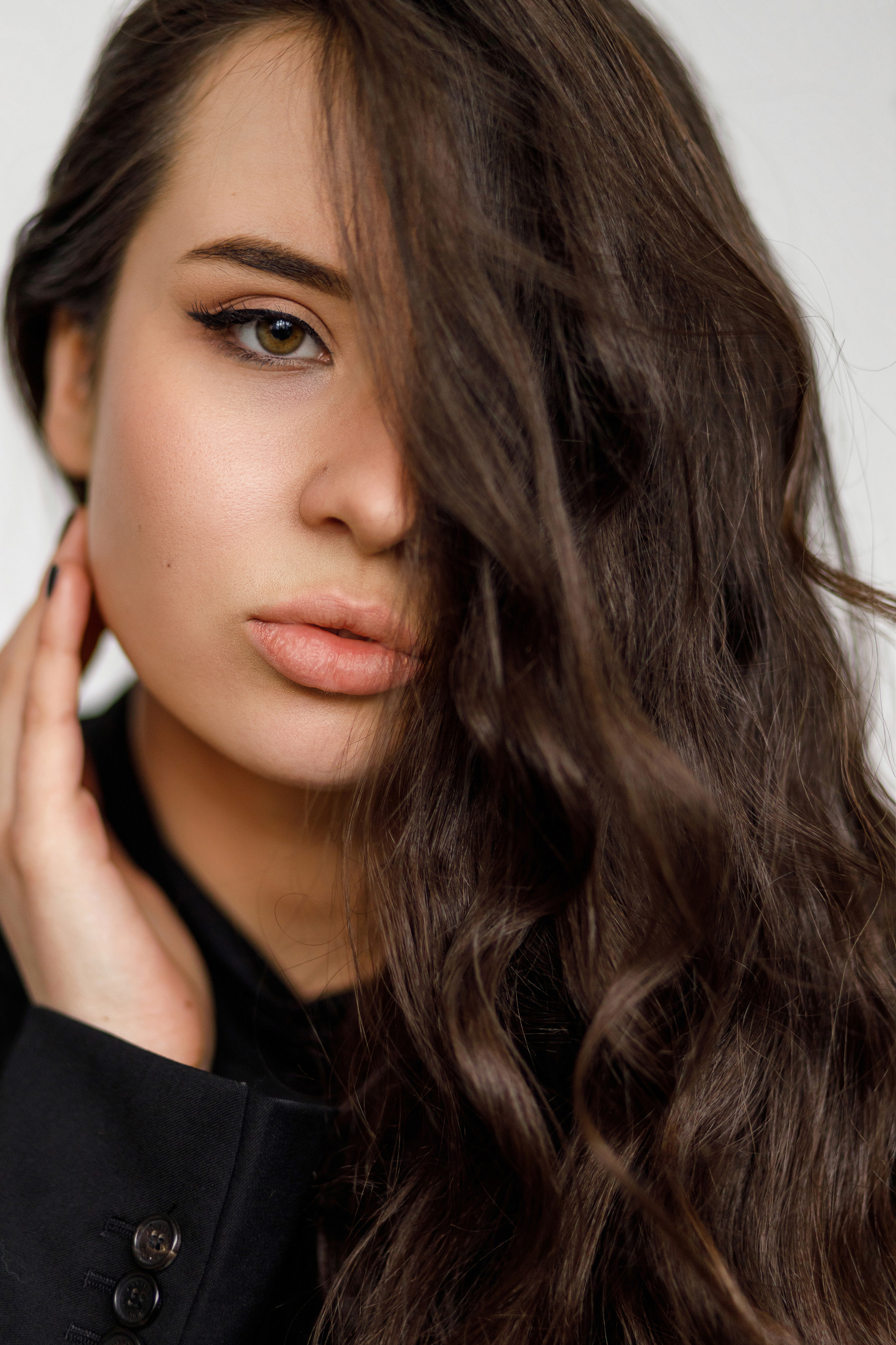 Портрет девушки в студии, девушка смотрит на фотографа