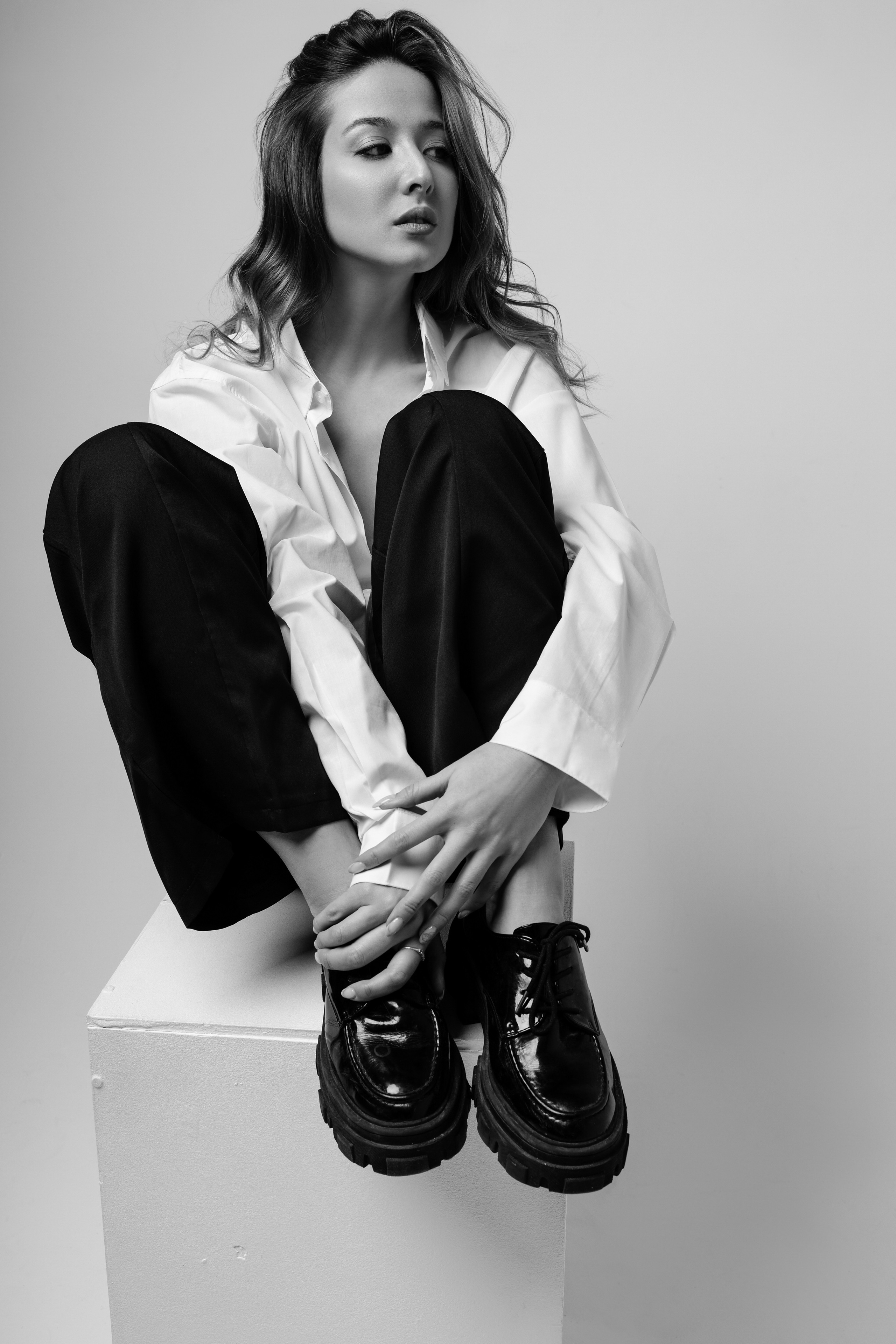 Портретная съемка в студии, черно белый кадры