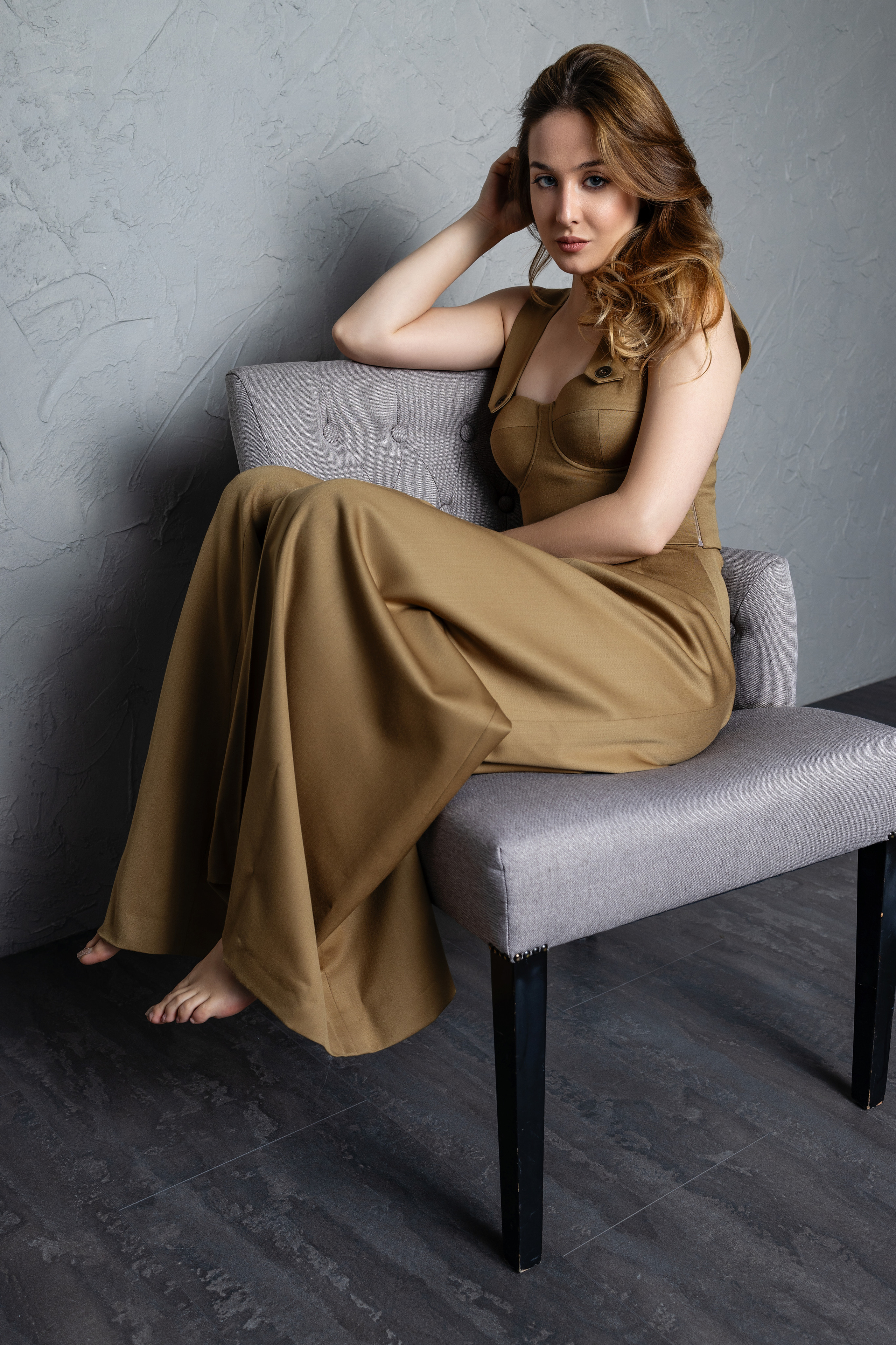 Девушка сидит на стуле в студии, портретная съемка 