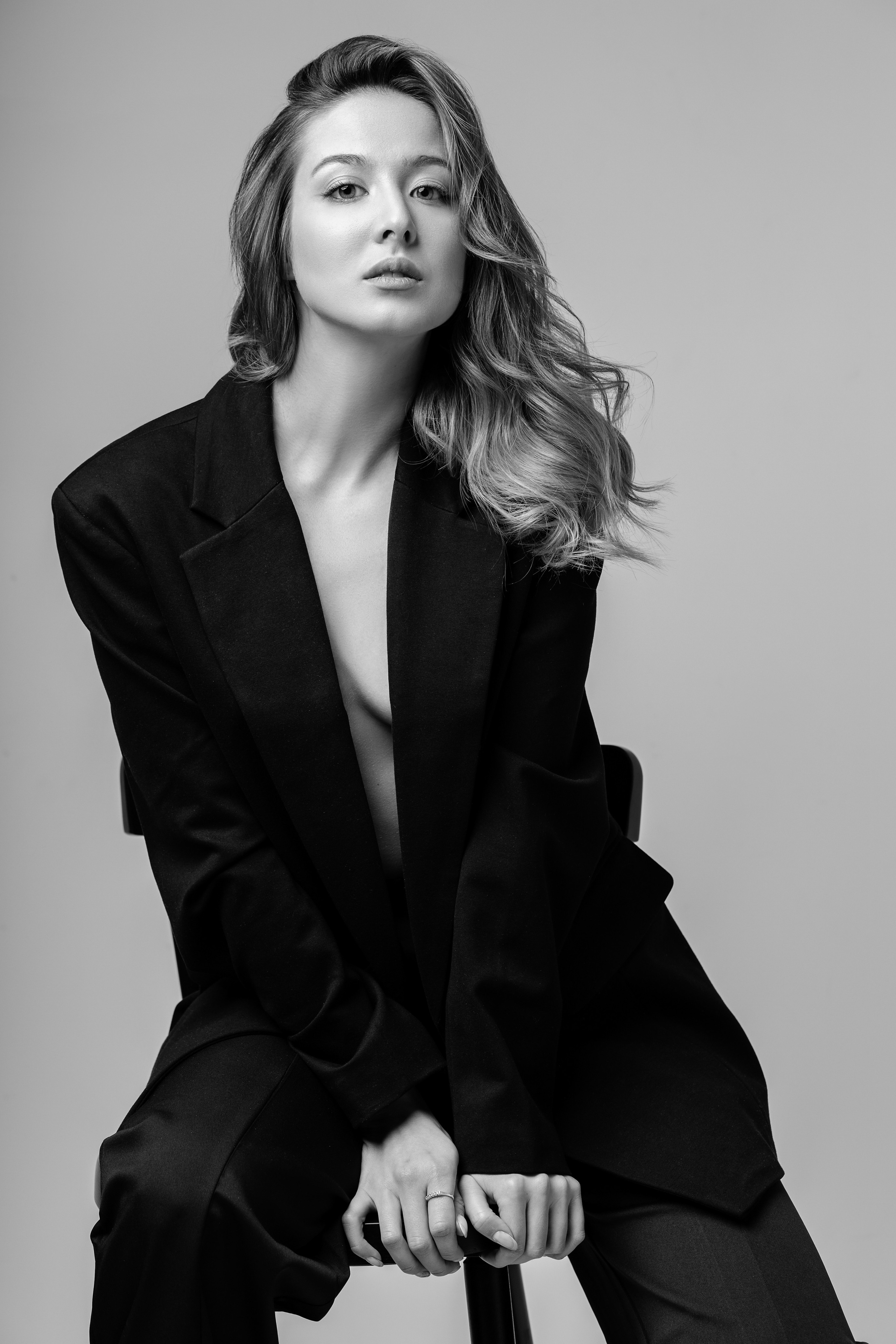 Портрет девушки в студии, девушка смотрит на фотографа