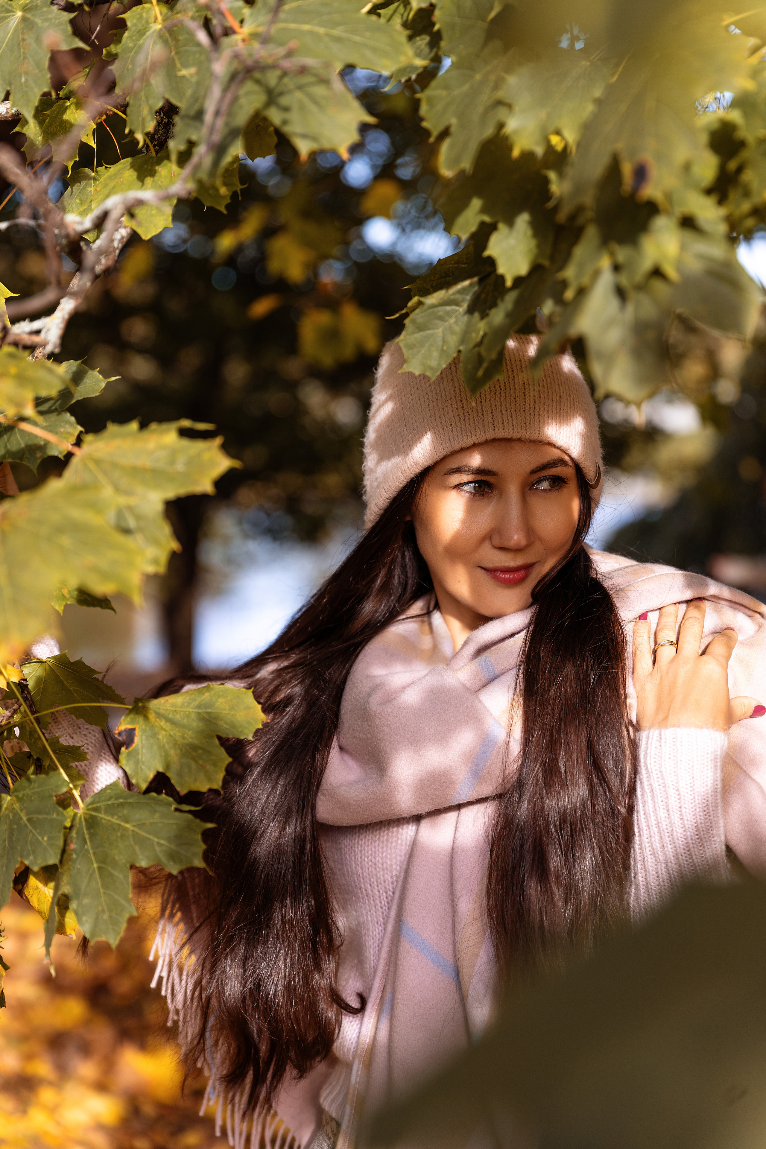 Фотосессия осенью с листьями в Таллинне