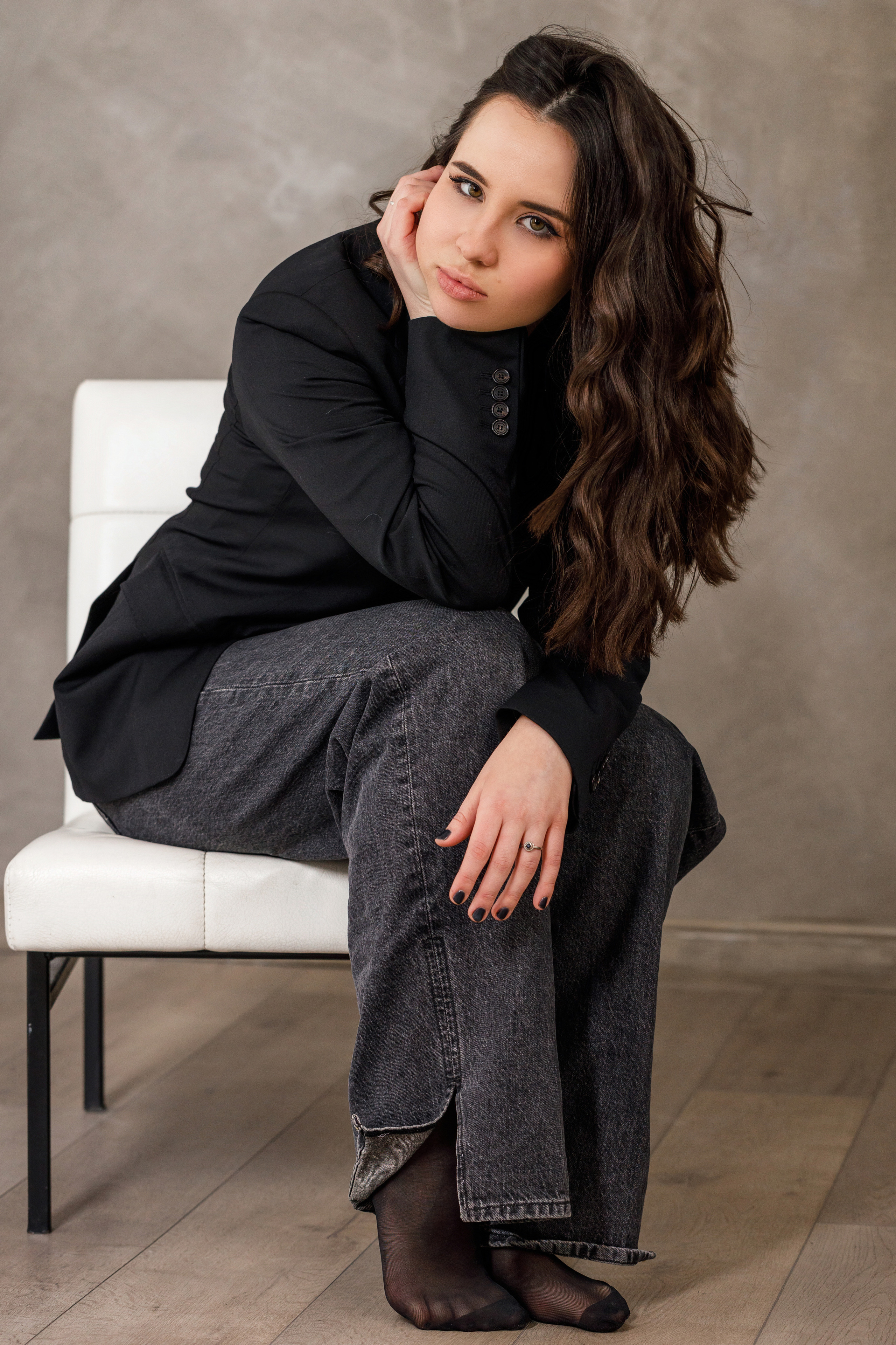 Портрет девушки в студии, девушка смотрит на фотографа