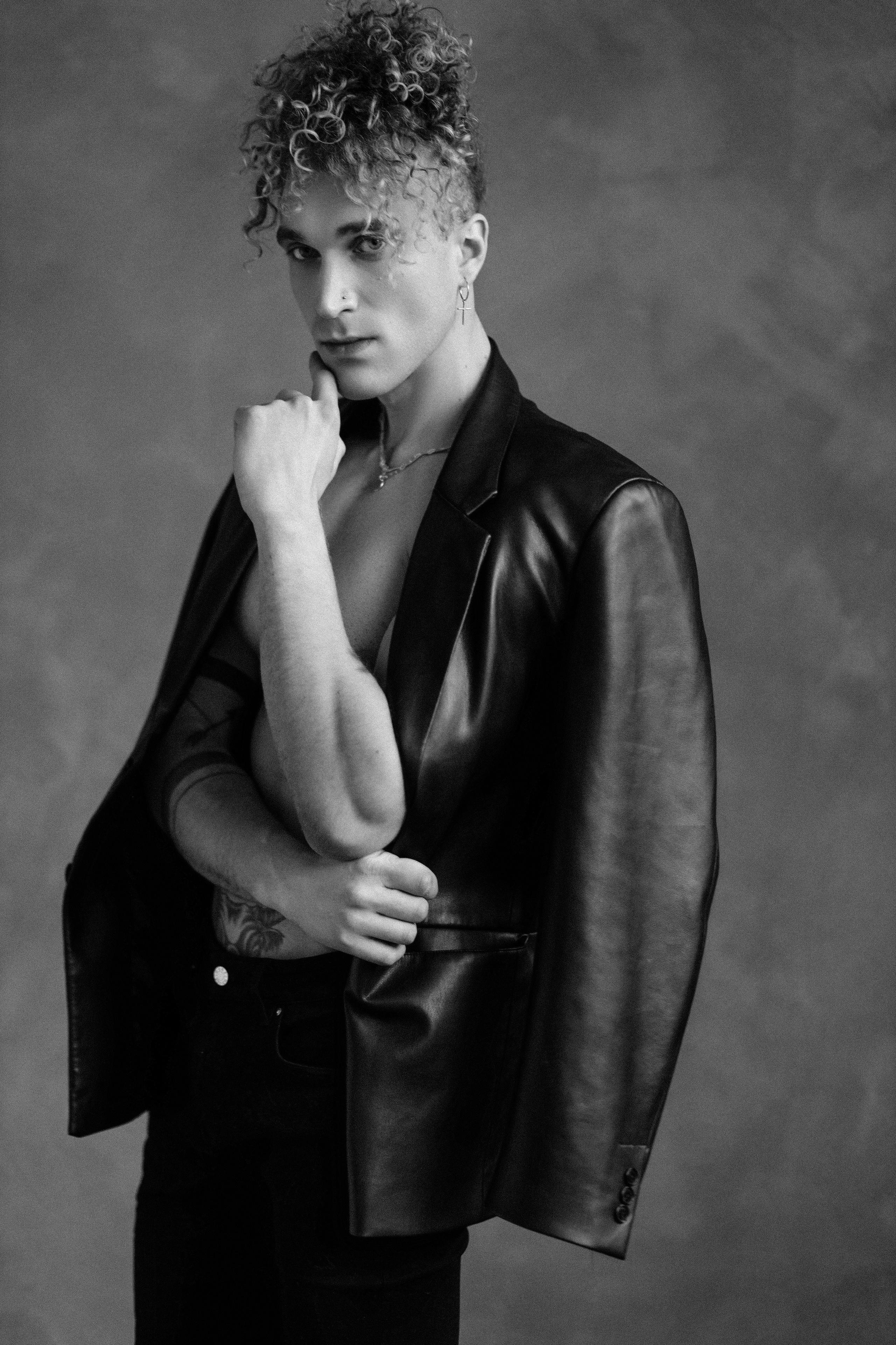 Стильная мужская фотосессия в студии в Таллинне