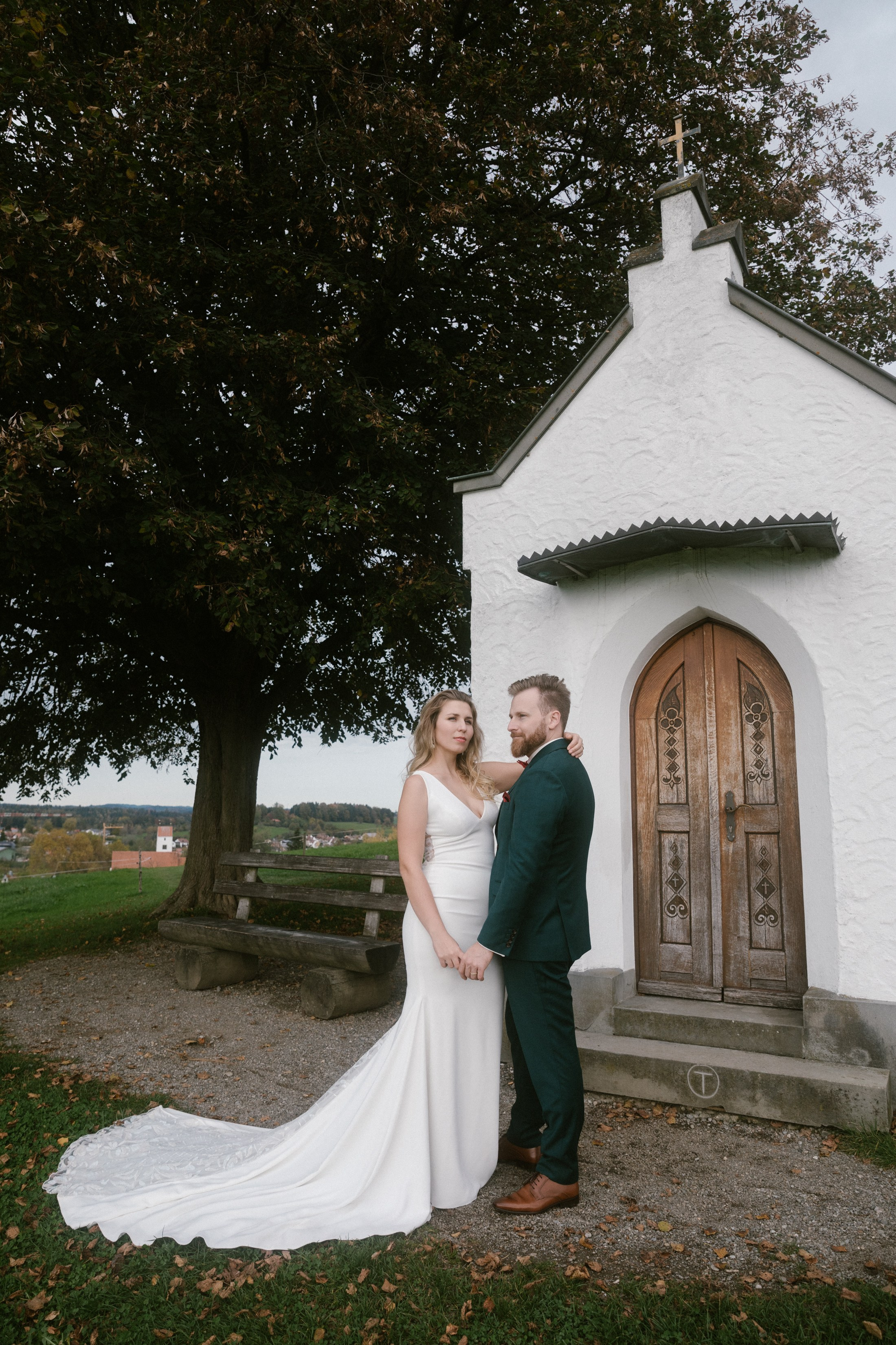 Brautpaar Hochzeitsfotografie am Eingang der Weißensberger Kapelle