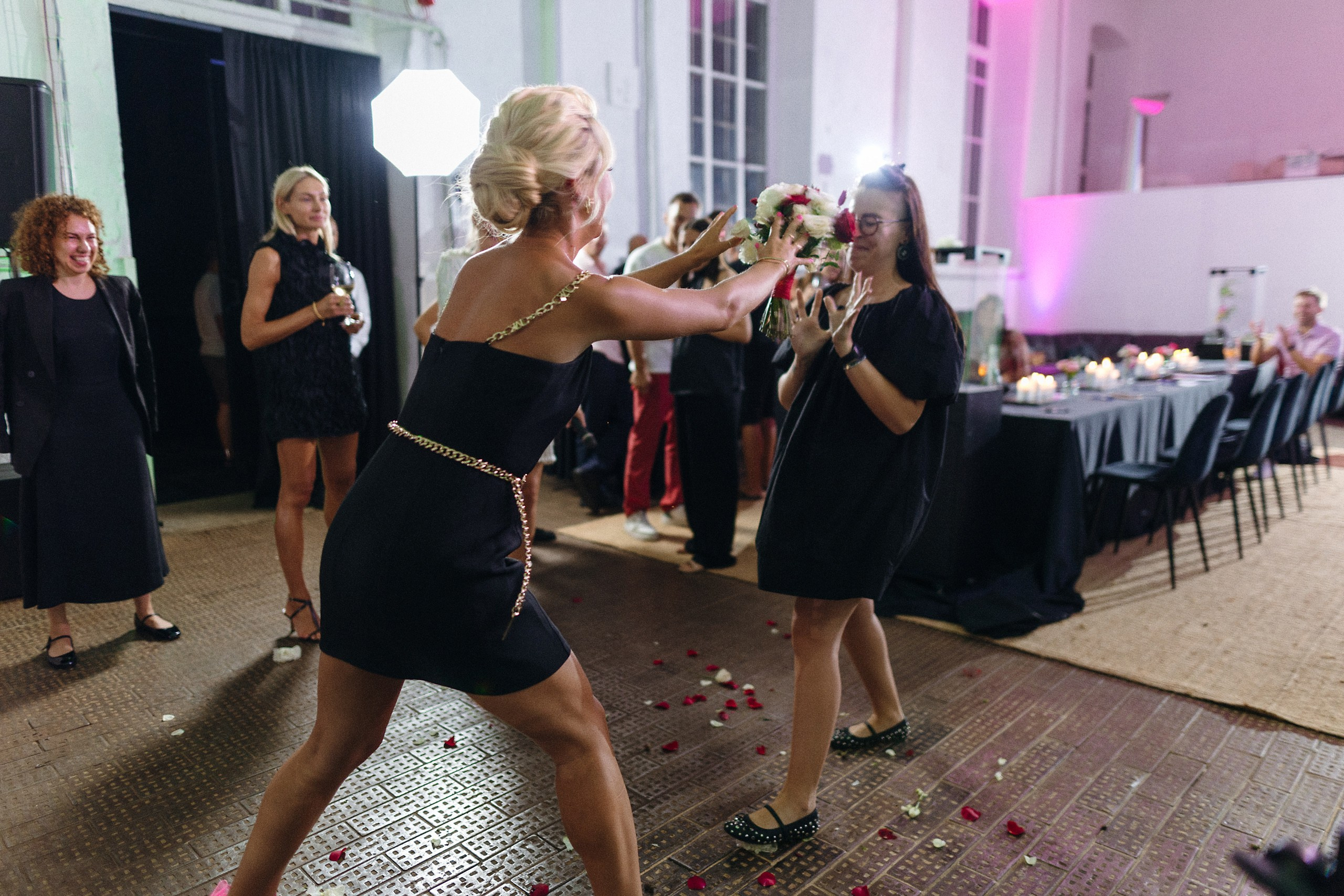 Юбилей свадьбы — 10 лет вместе, Porsche, страсть и стильная фотосессия в Риге. Евгений Тимофеев | Свадебный и контент-фотограф и видеограф в Риге