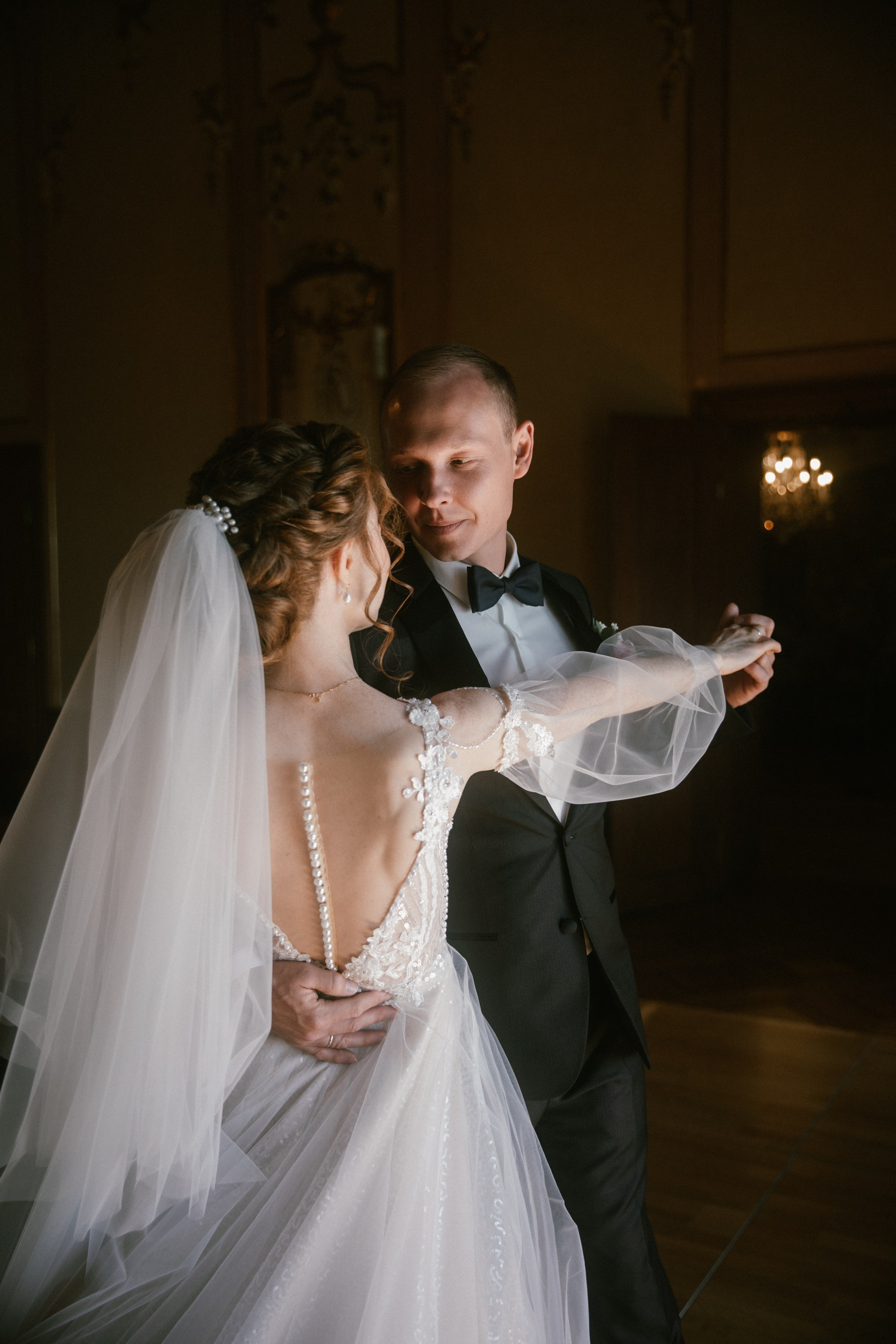 Brautpaar tanzt auf Holzboden im Spiegelsaal von Schloss Meersburg