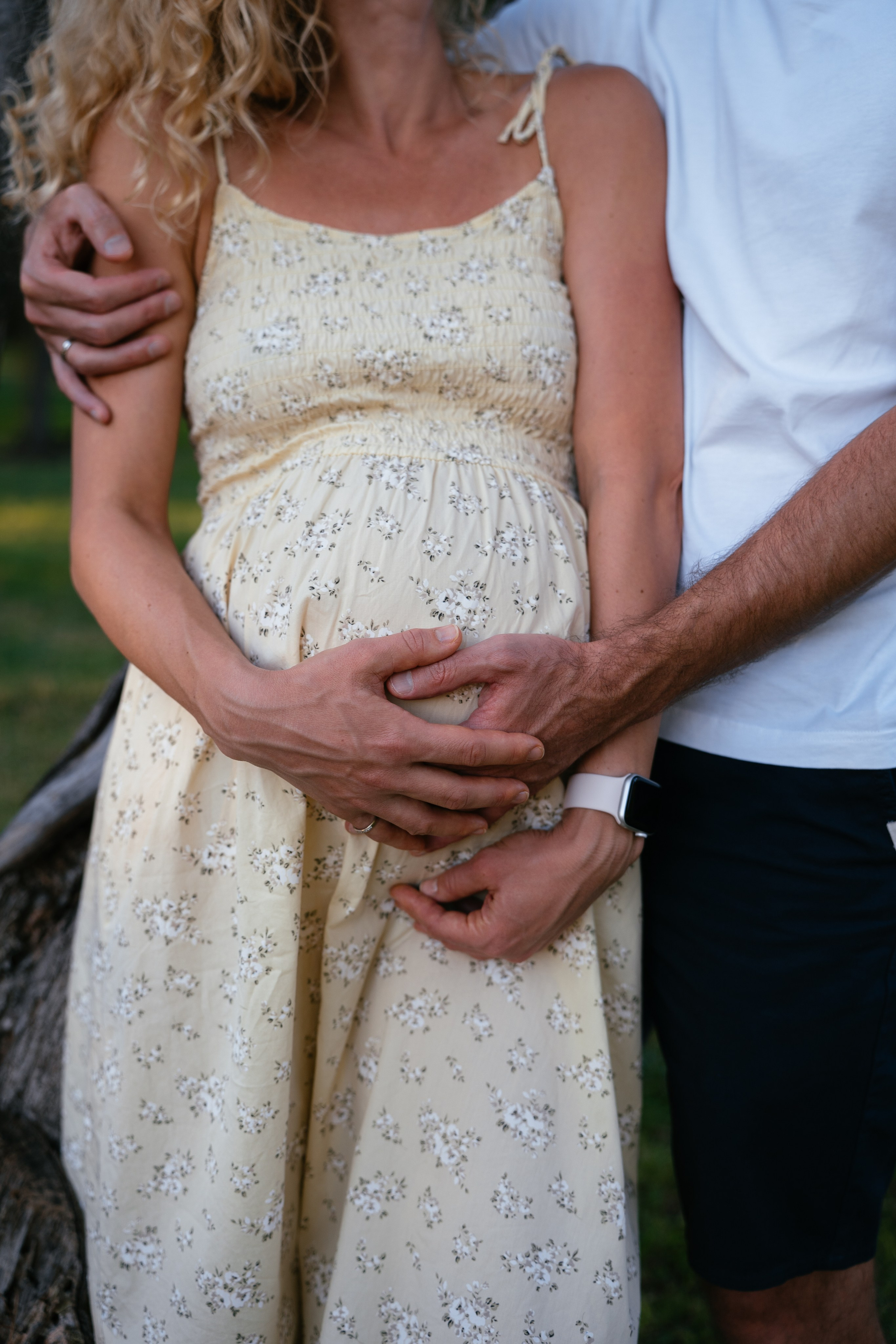 Candid pregnancy photoshoot in the park. Photographer in Madrid, Spain. Alyona Belyaninova
