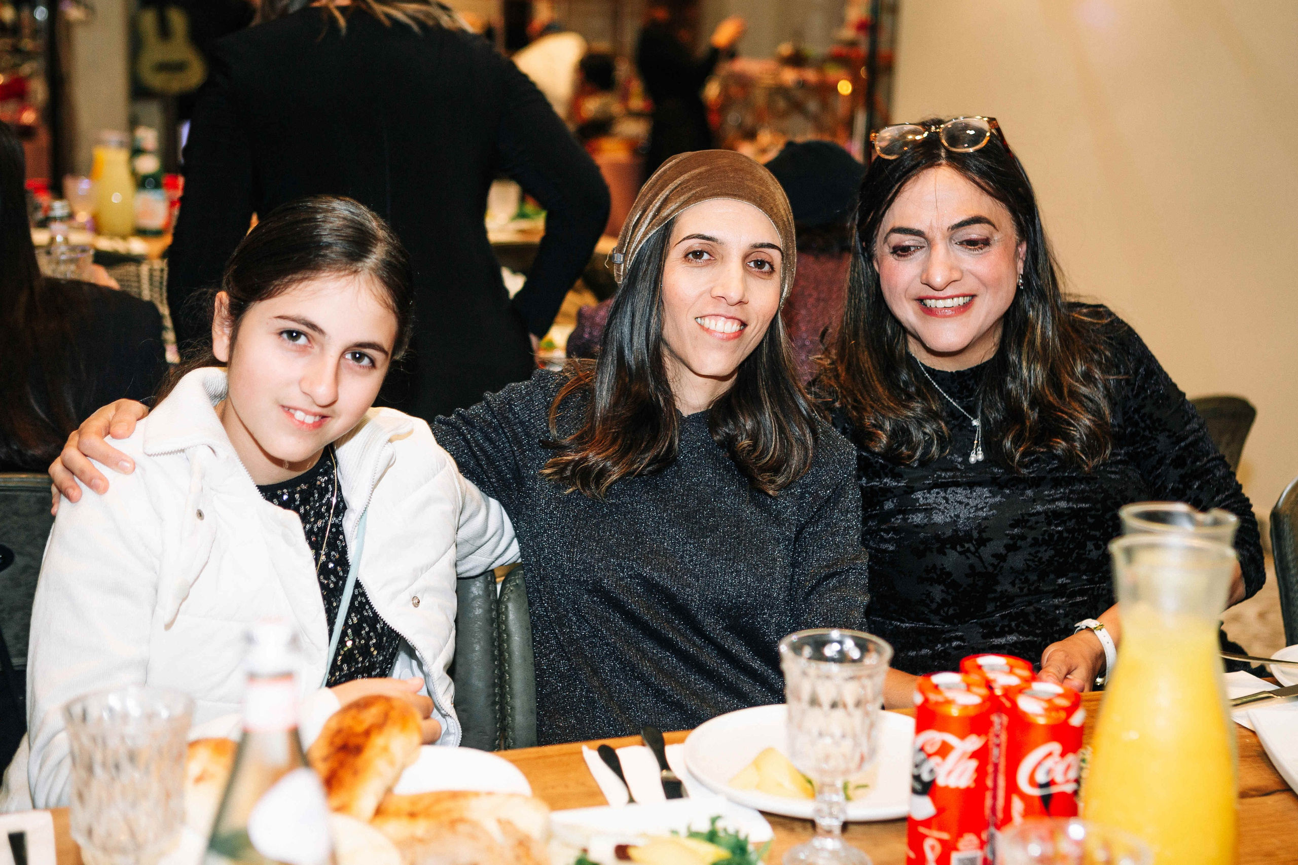 PARTY IN A RESTAURANT WITH THE WHOLE FAMILY. Https://shi-photo.com/