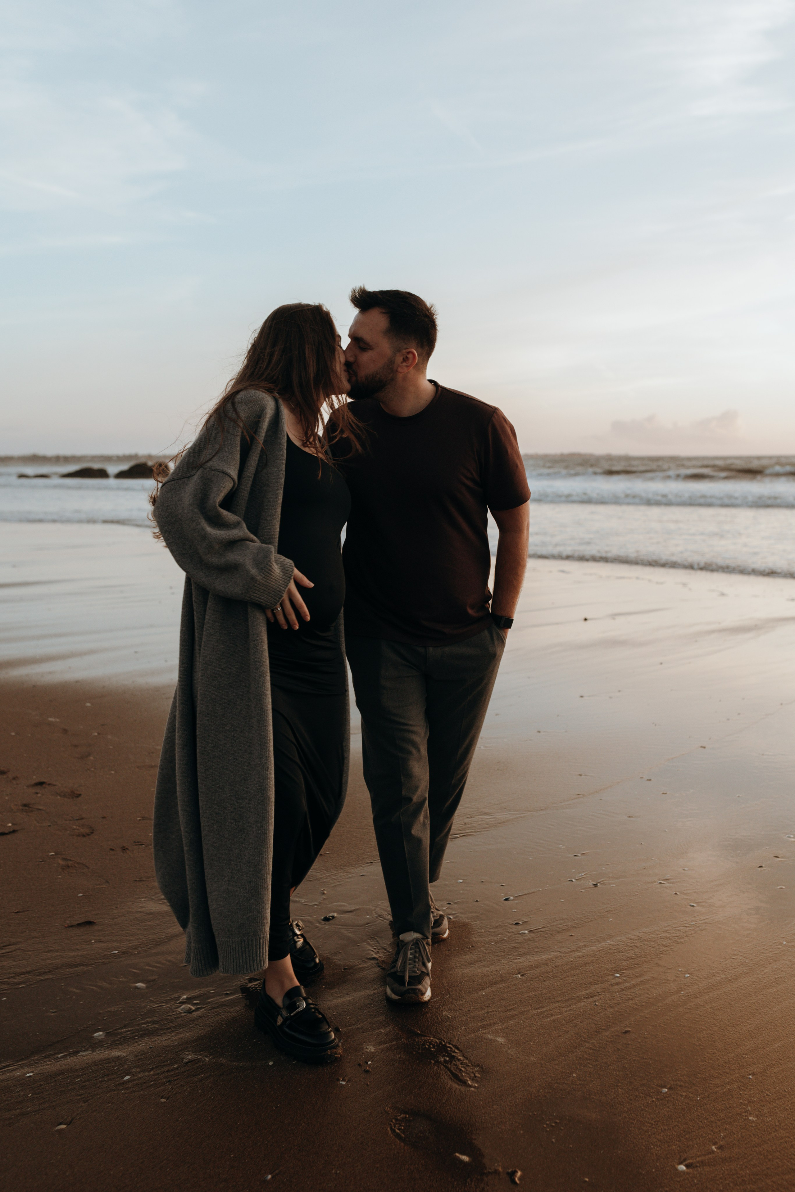 Sunset maternity photoshoot. Annah Louwagie — Lifestyle photographer for couples, families & brands | France & worldwide