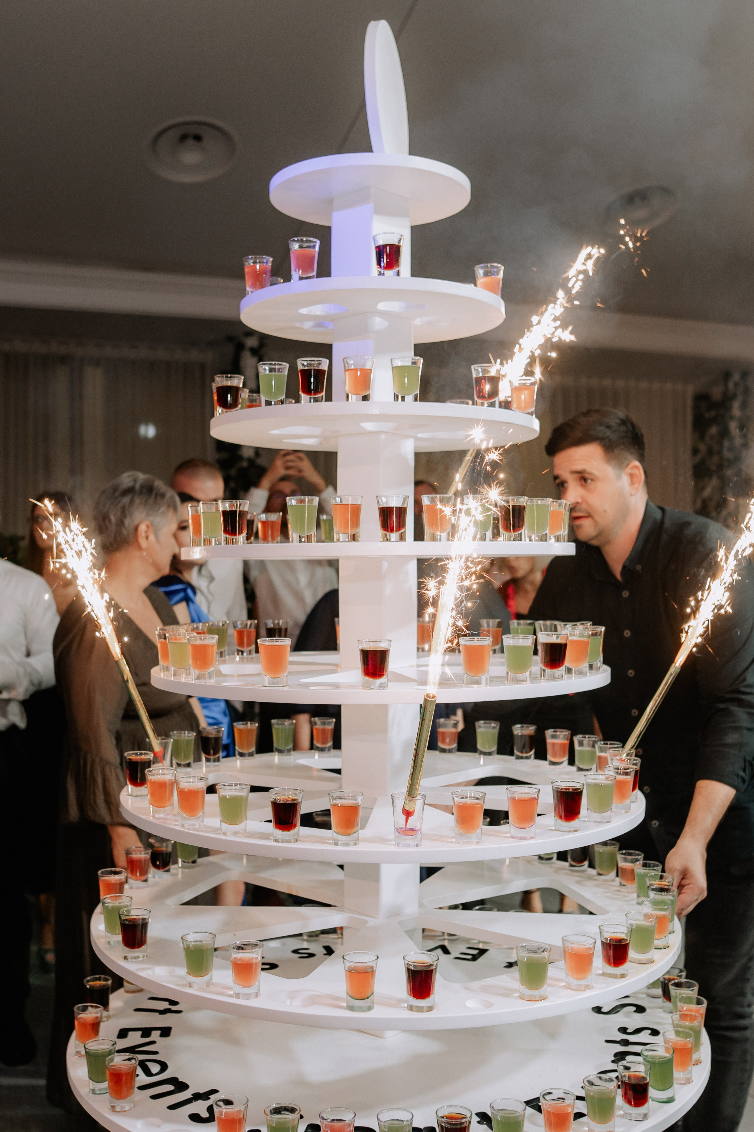 Cununie civila in aer liber , artificii de zi colorate , decor nunta , nunta la Hotel Traian. Proud Vision Weddings | Wedding Photography & Film — Servicii profesionale Foto Video Nunta Iasi