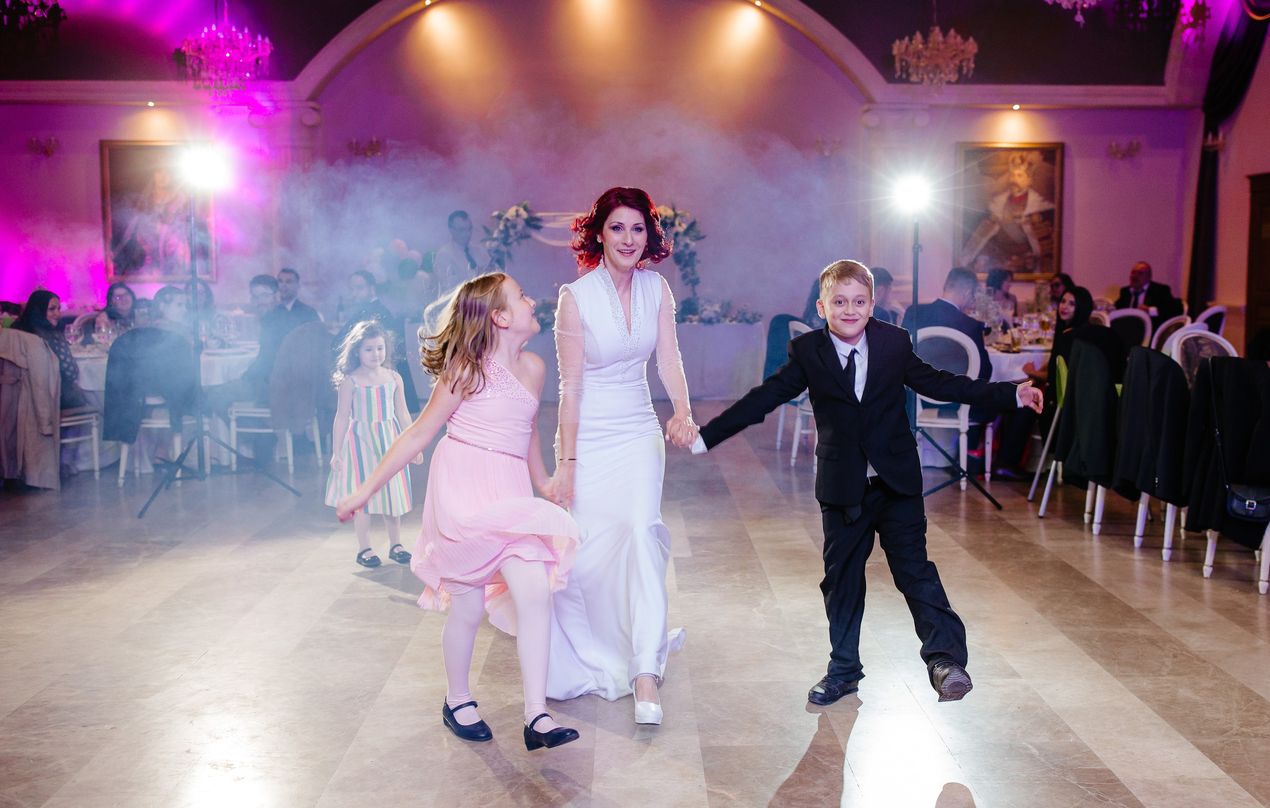 Nunta Elena & Tudor — Fotografie de nuntă în stil natural și elegant. Rares Bucur is a professional wedding photographer based in Cluj-Napoca, Romania, specializing in wedding photography