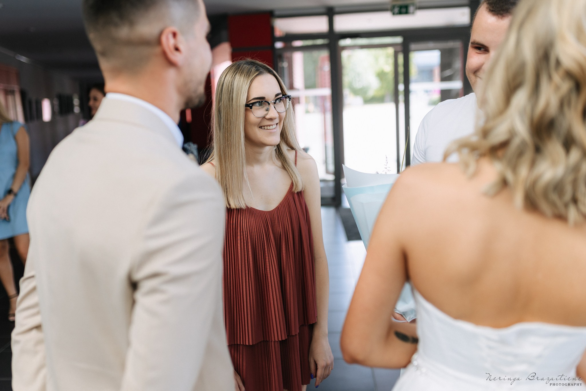 Vestuvinė fotosesija Kaune, Vienybės aikštėje, prie Lietuvos banko