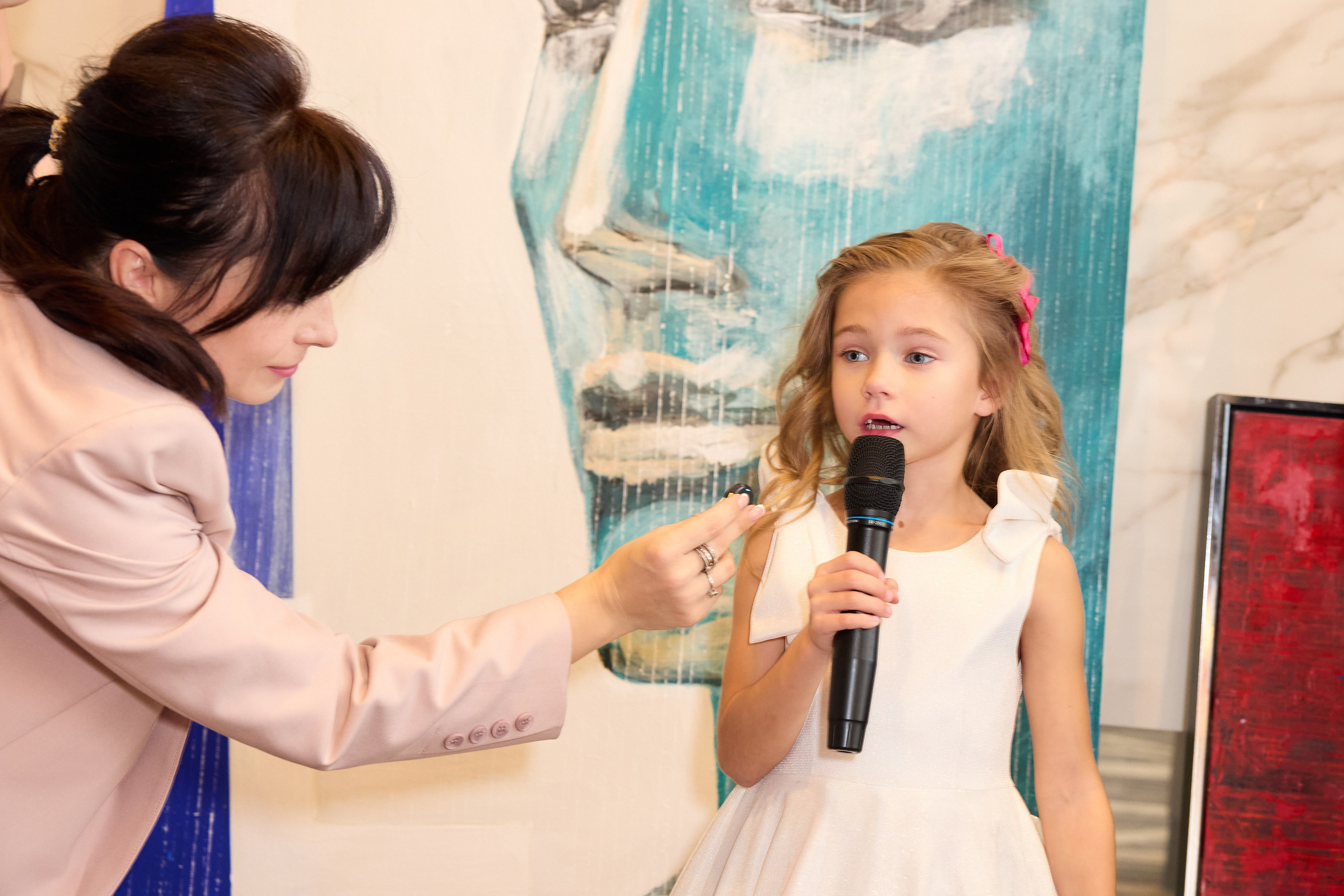 Авторская благотворительная художественная выставка Дианы Бортник. Фотограф Юлия Маковеева