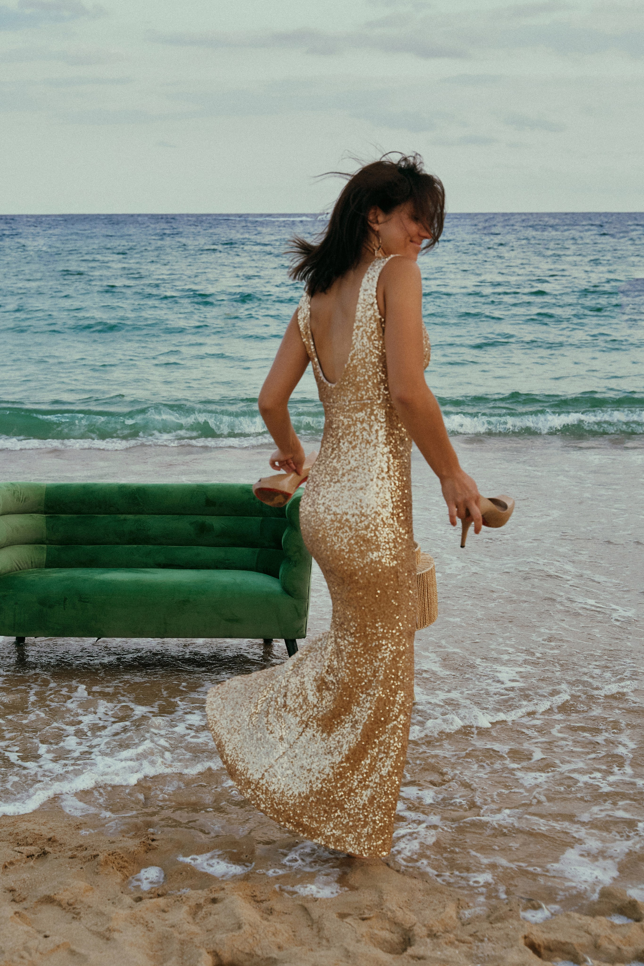 Майя. Диван на пляже. Фотограф в Барселоне Жанна Захарченко