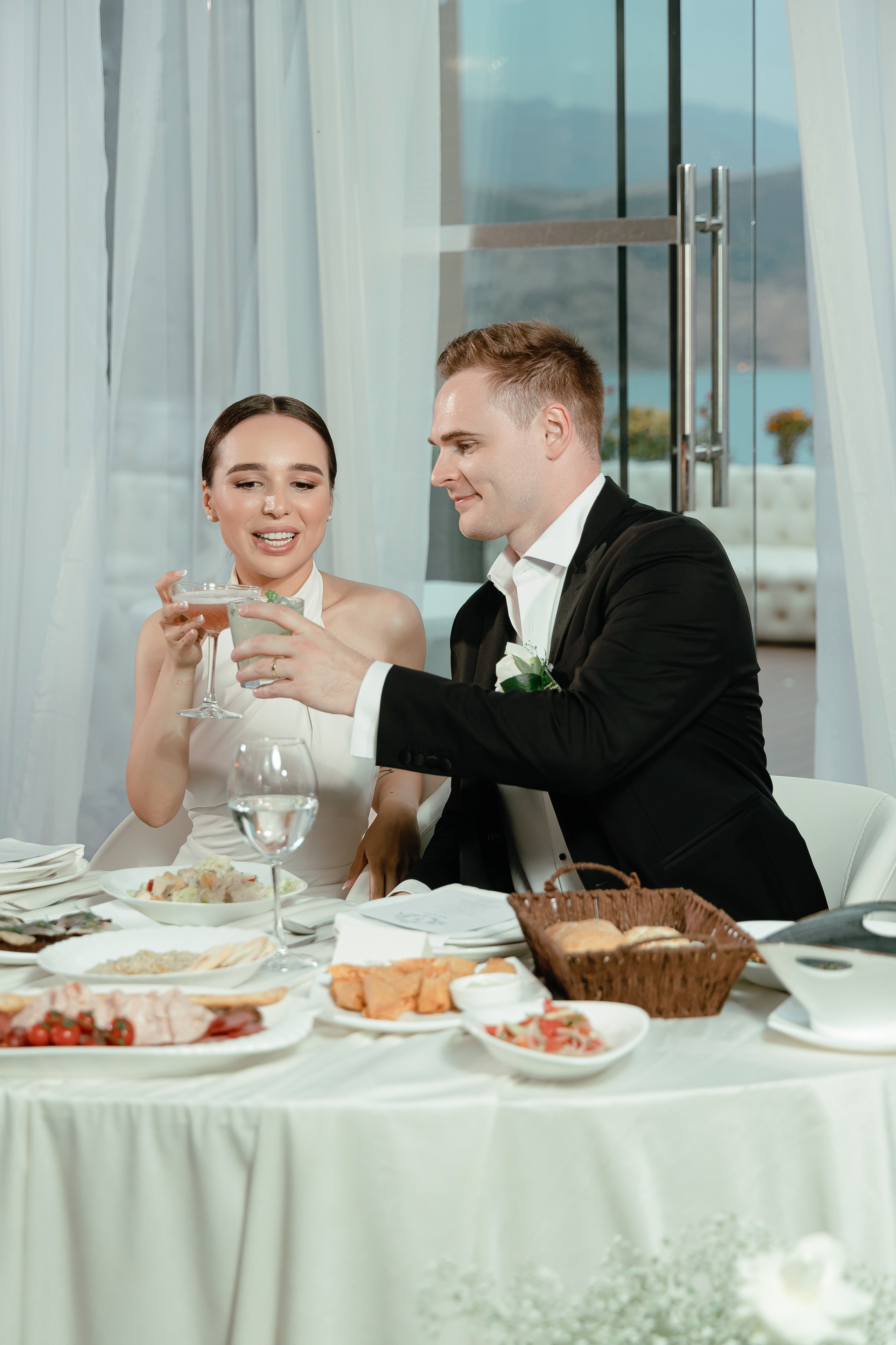 Thomas & Suyumbika. Главная