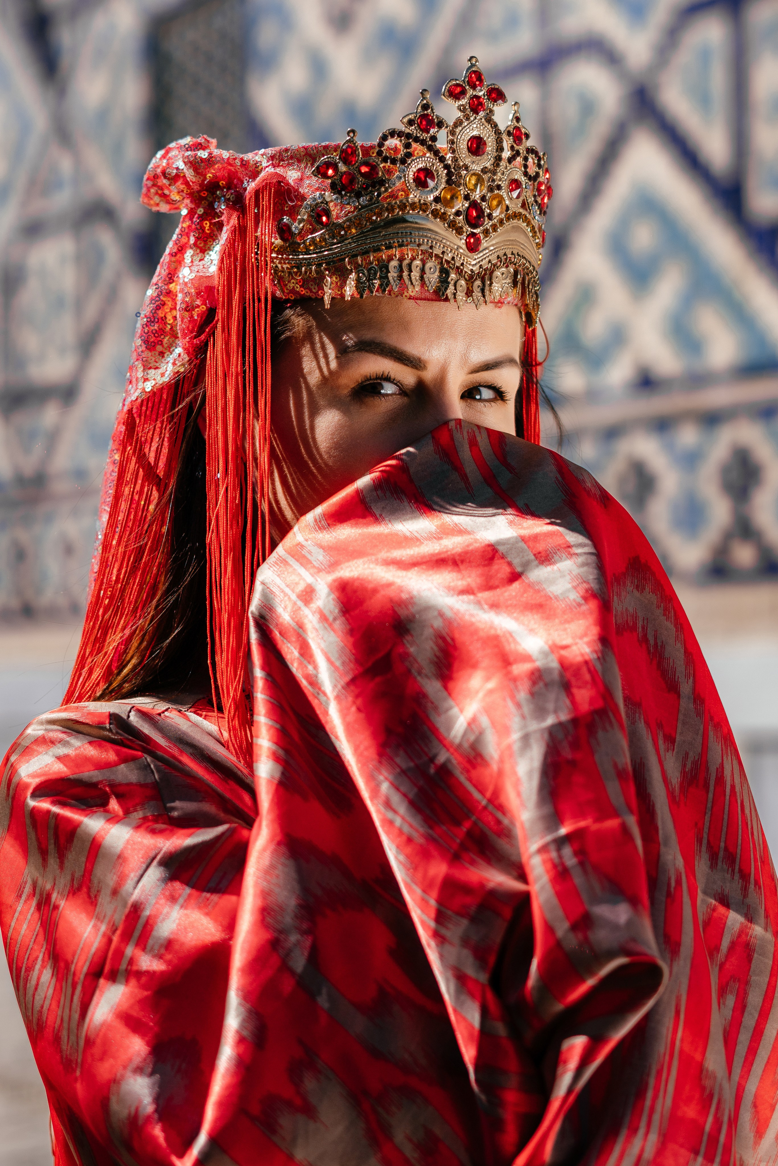 Красное длинное платье. Фотограф в Узбекистане и Самарканде Джасур Марупов