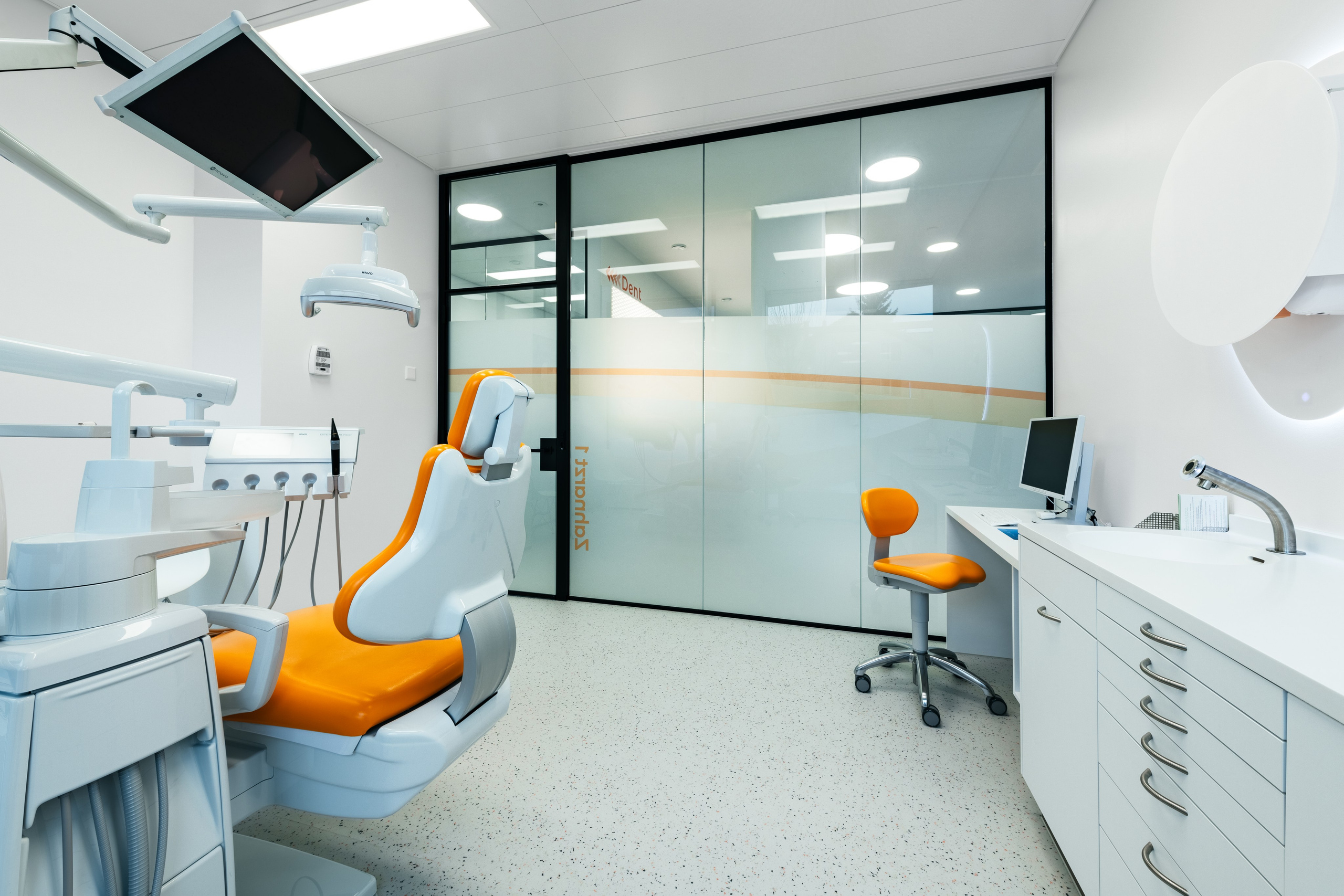 Zahnarztpraxis Dr. Maria Sternina, LUZERN, Kt. LUZERN. Hallo! Ich bin Elena und arbeite als Immobilienfotografin