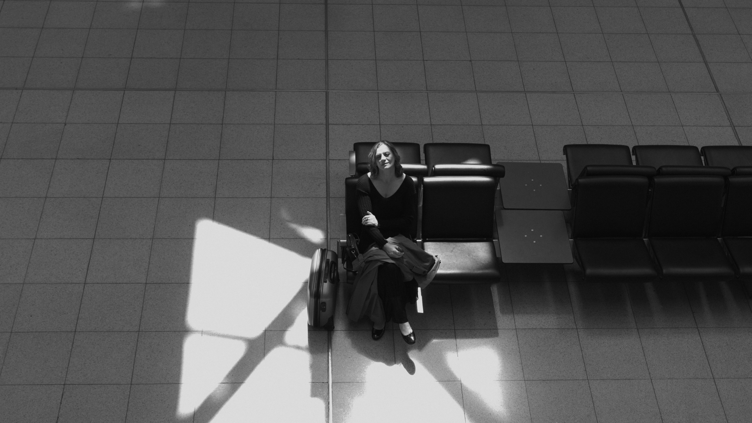 Schwarz-Weiß-Fotoshooting am Flughafen. Schwarz-weiß Fotografie in Münster. Fotografin Viktoria Roschen