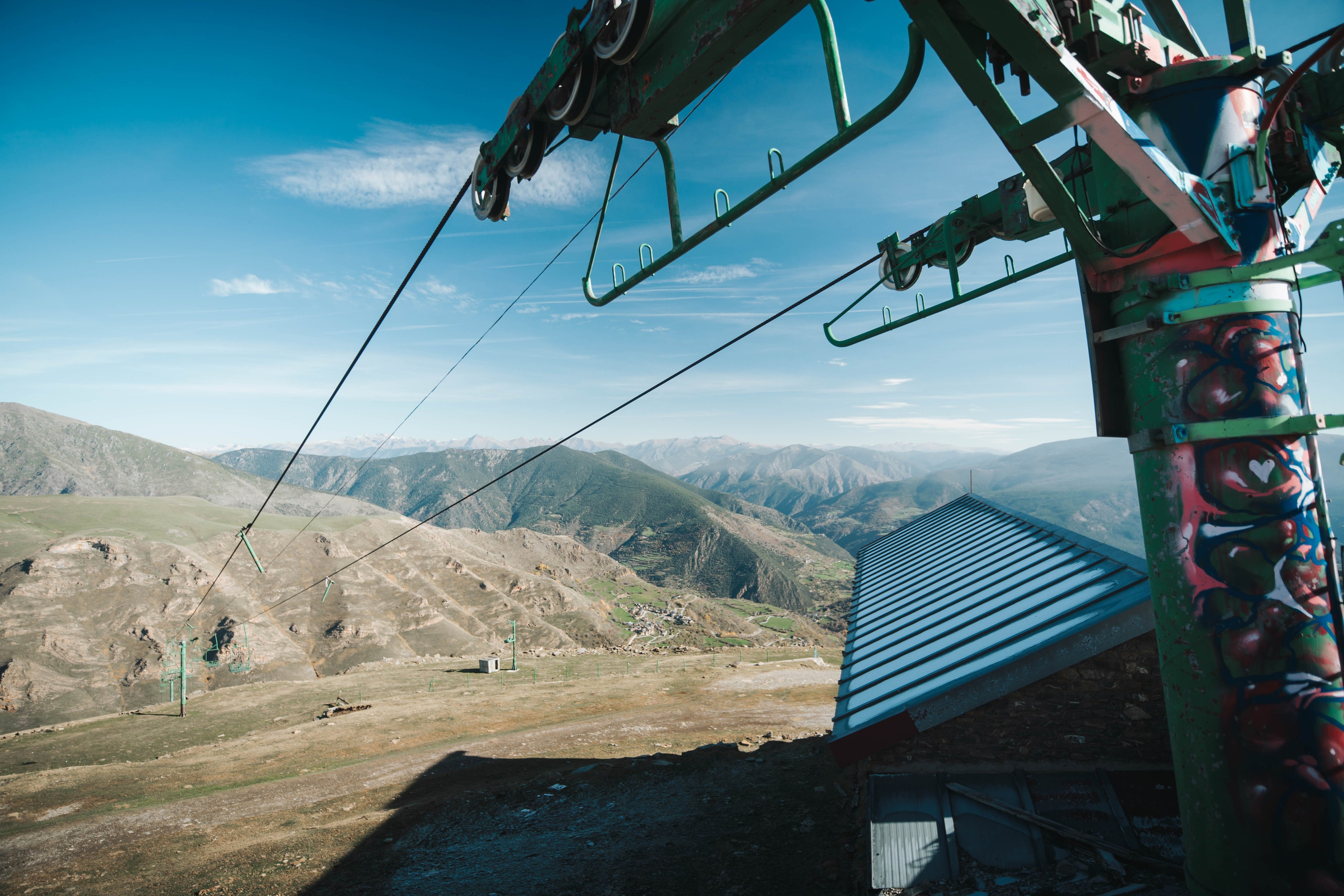 Salto de agua Mainera, Estación de esquí abandonada, Llesui. Alba del Norte Studio