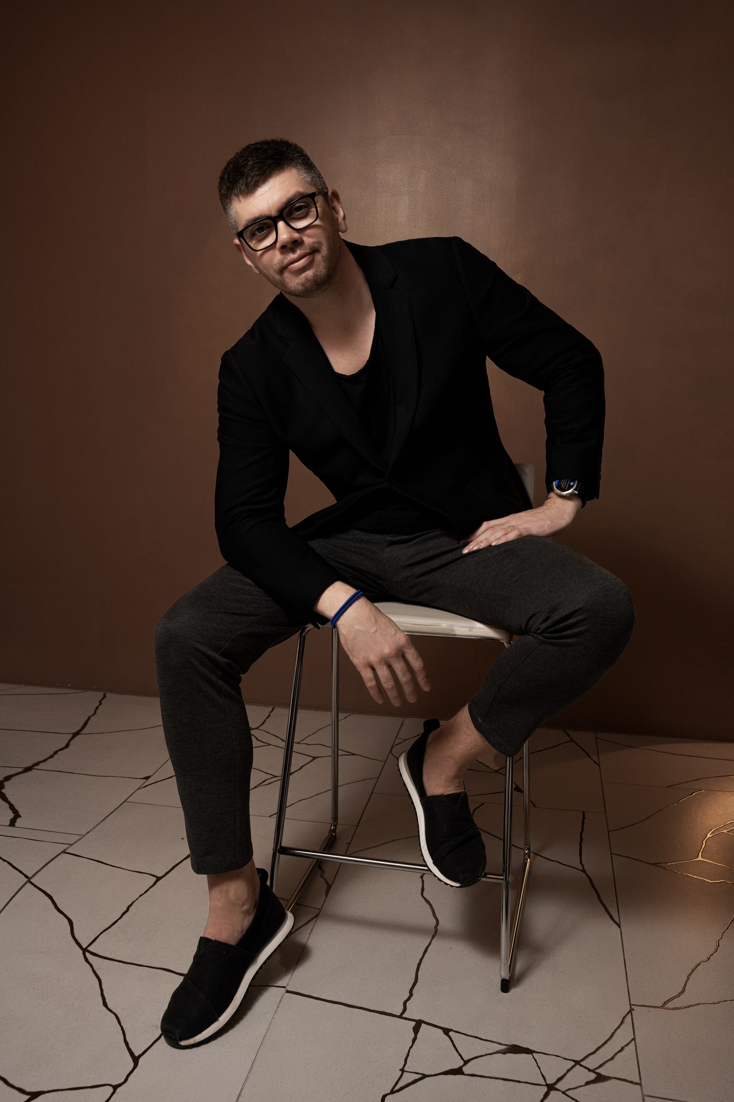 BUSINESS PORTRAIT. Photo and video production. Editing & retouching services. Training